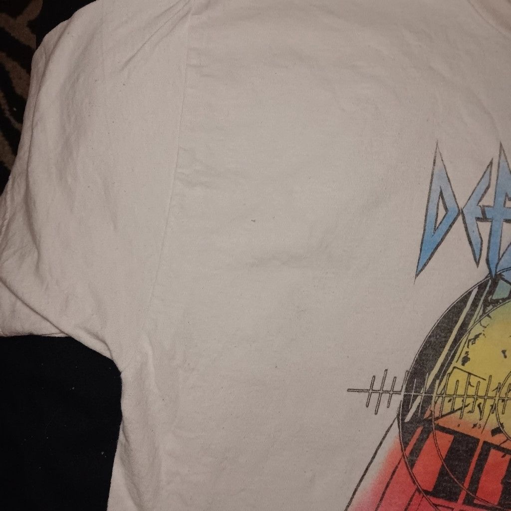 Hanes Def Leppard t shirt, pyromania, 2023,large, guc Size US L / EU 52-54 / 3 - 4 Thumbnail