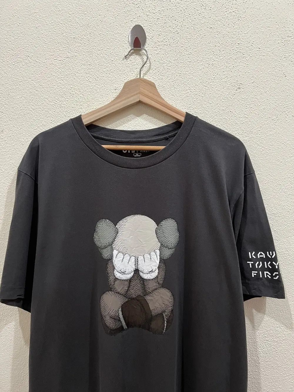 Kaws × Uniqlo Kaws Tokyo First Uniqlo Shirt 👕 Size US XL / EU 56 / 4 - 3 Thumbnail