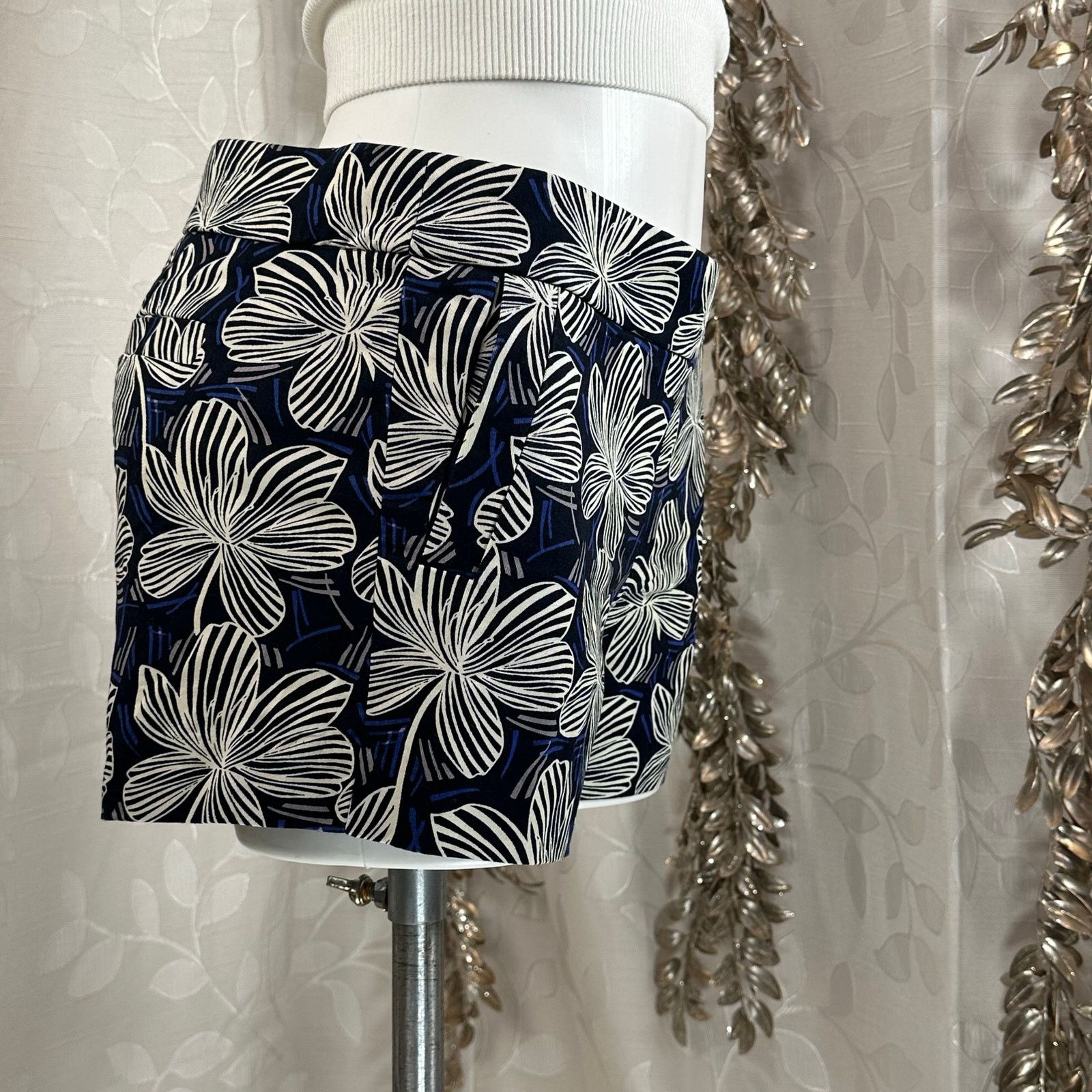 J.Crew J.Crew Women’s Size 6 Navy White Floral Shorts Cotton Resort Size 28" / US 6 / IT 42 - 4 Thumbnail