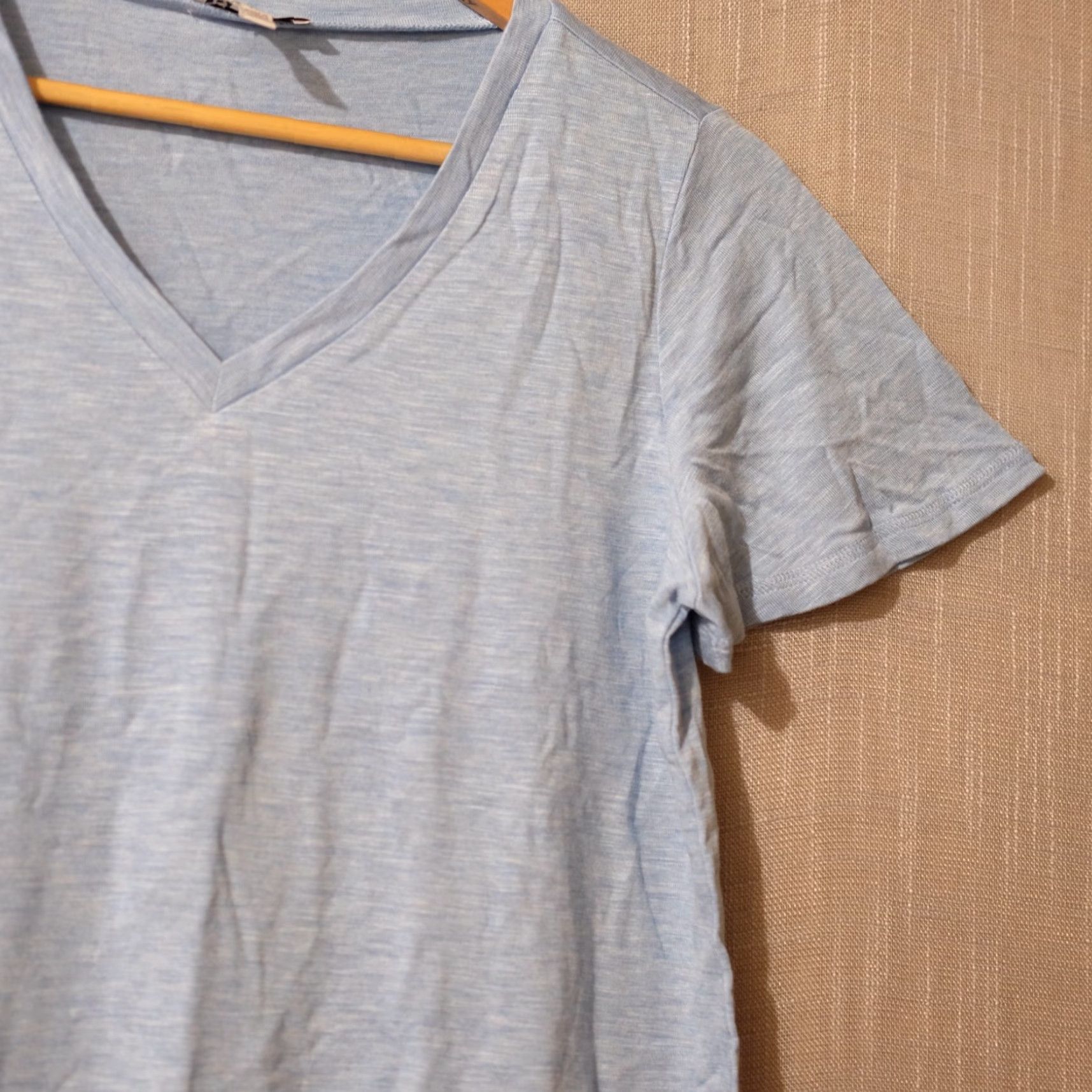Jessica Simpson EUC Jessica Simpson T-Shirt V-Neck Short Sleeve Viscose Blend Womens M Blue Classic Basic Shirts Womens M 90s? (No, avoid 90s) Size M / US 6-8 / IT 42-44 - 3 Thumbnail
