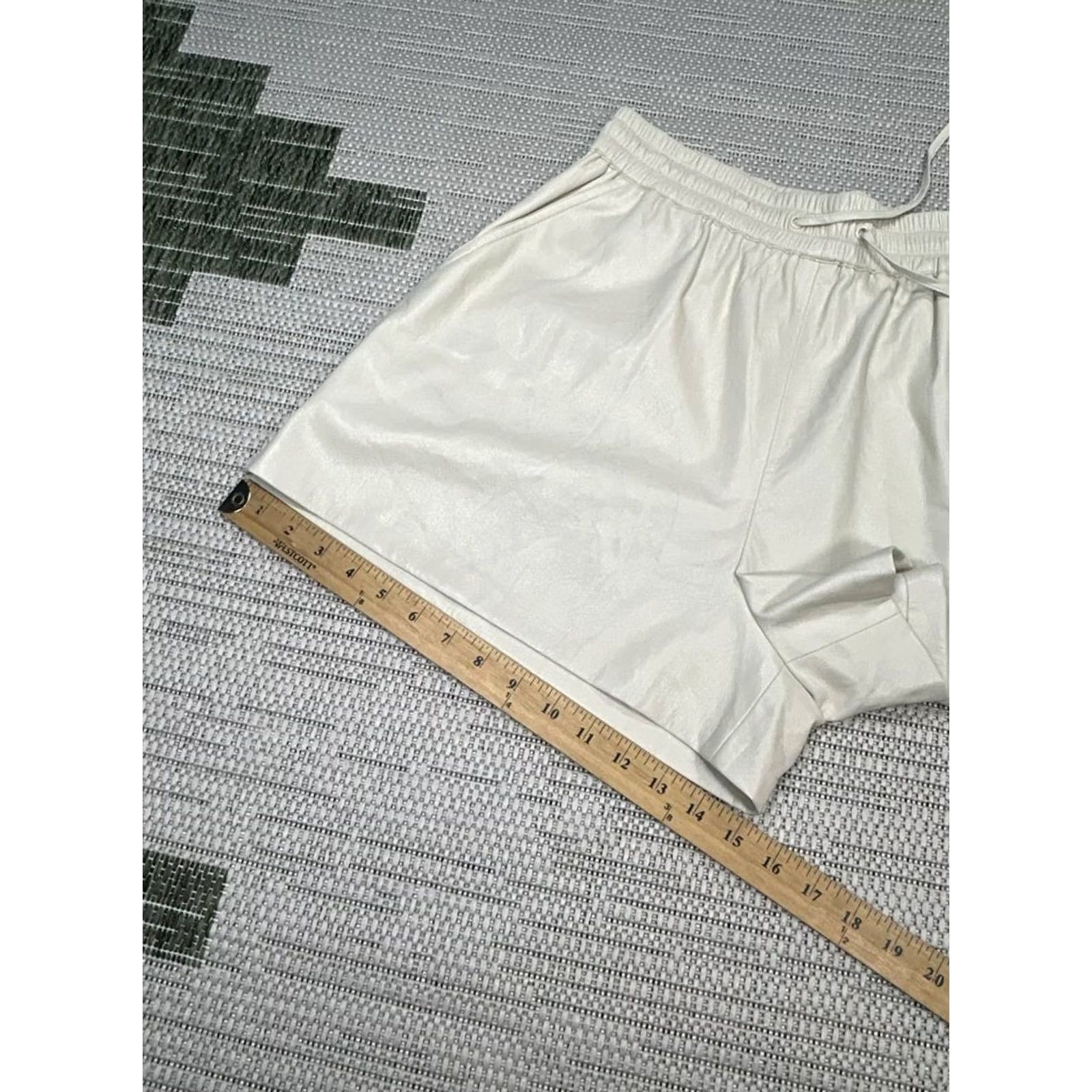 Good American Good American Shorts Womens 3 Beige Better Than Leather Fleece Lined Drawstring Size 26" / US 2 / IT 38 - 6 Thumbnail
