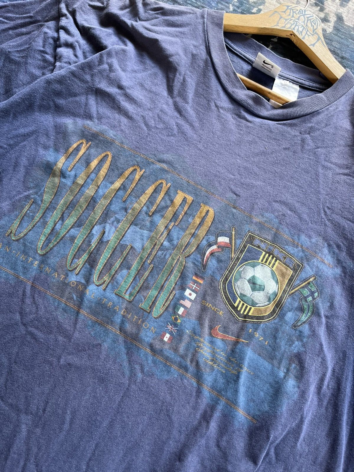 Nike 🔥RARE Vintage Nike Soccer Worldwide Big Logo 90s Tee Size US M / EU 48-50 / 2 - 2 Thumbnail