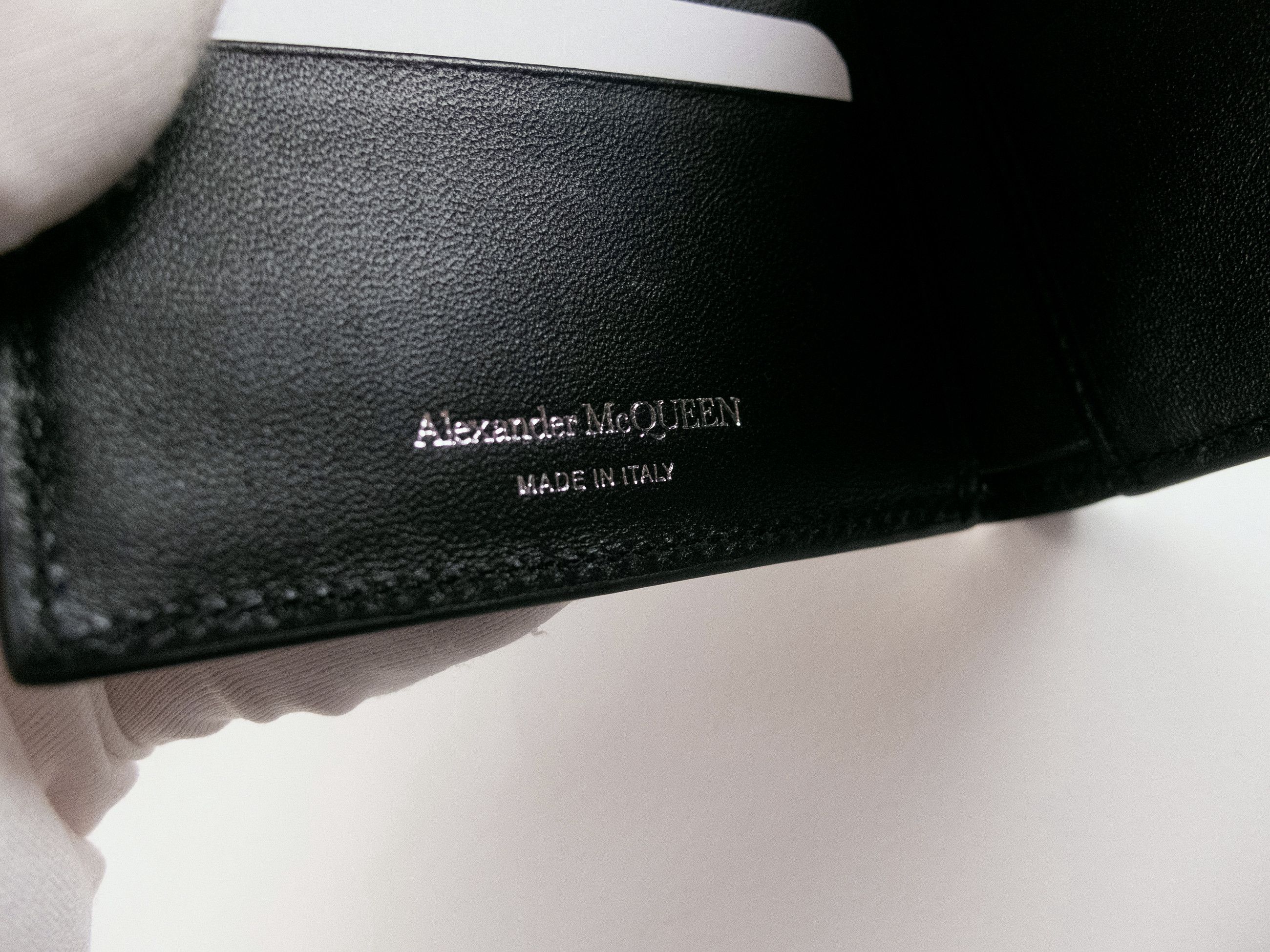 Alexander McQueen ALEXANDER MCQUEEN silver graffiti logo leather wallet q Size ONE SIZE - 6 Thumbnail