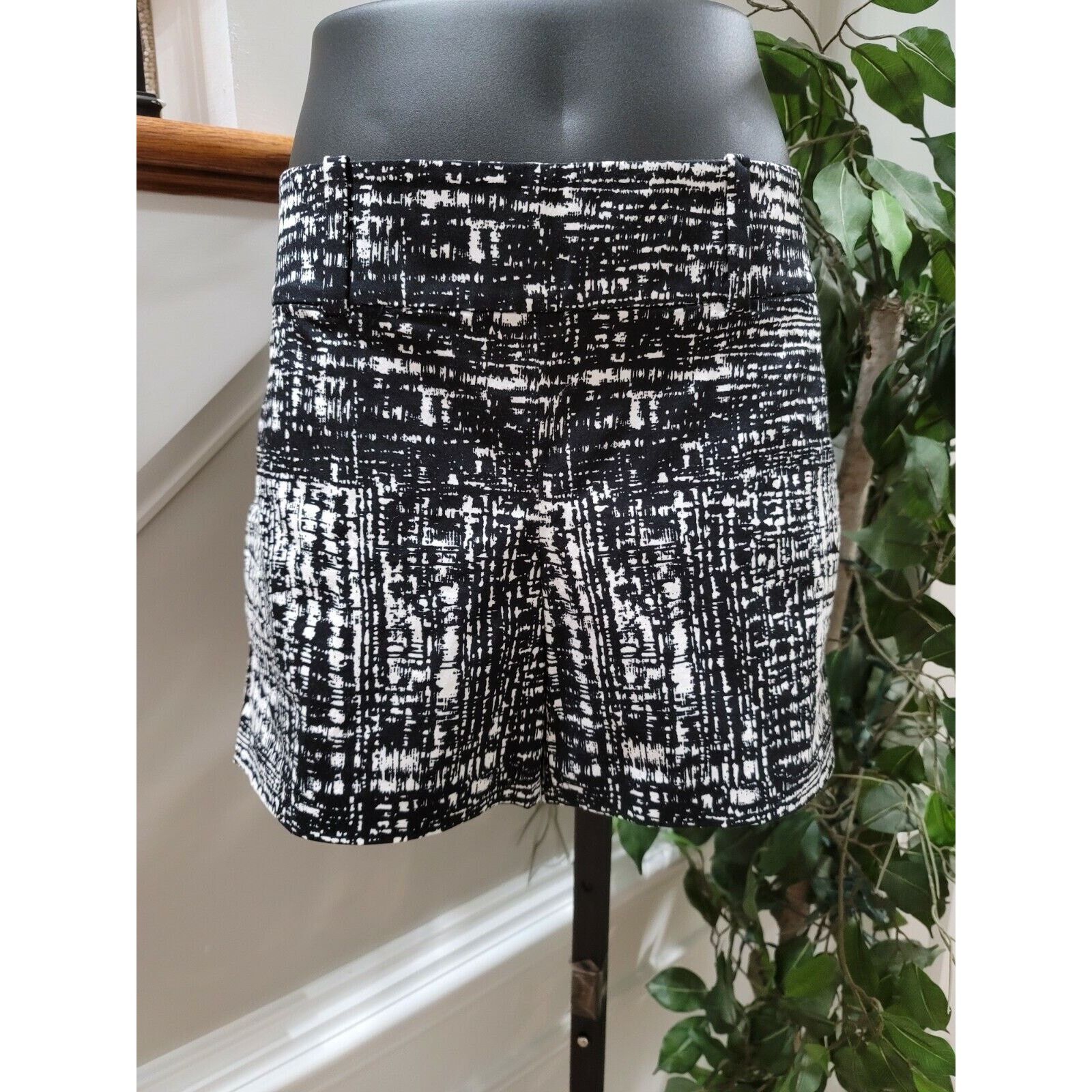 Ann Taylor Ann Taylor Cotton Modern Fit Mid Rise Casual Shorts Size 6 Size 28" / US 6 / IT 42 - 1 Thumbnail
