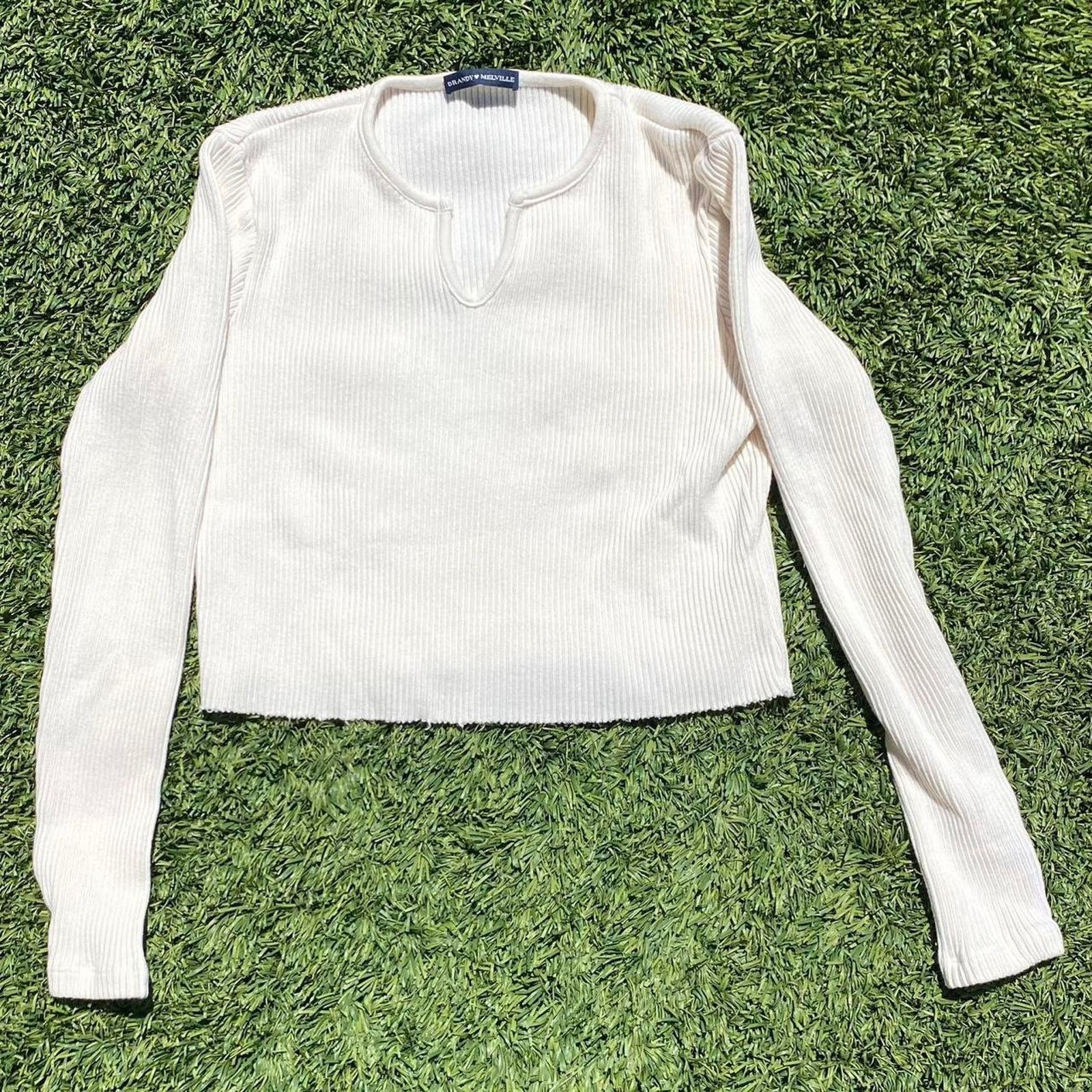 Brandy Melville Brandy Melville White Longsleeve Croptop Size ONE SIZE - 1 Thumbnail