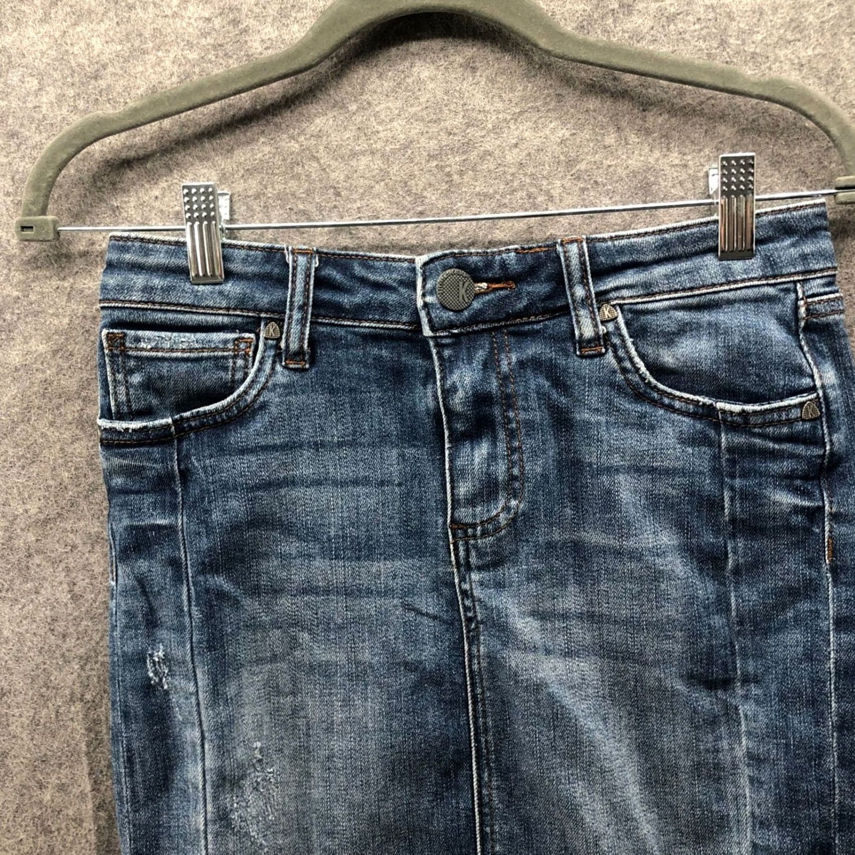Vintage VINTAGE? No. Connie Denim Pencil Skirt Womens 00 Dark Wash Blue High Rise Low Frayed Hem Stretch KUT from the Kloth Size 24" / US 00 / IT 34 - 3 Thumbnail