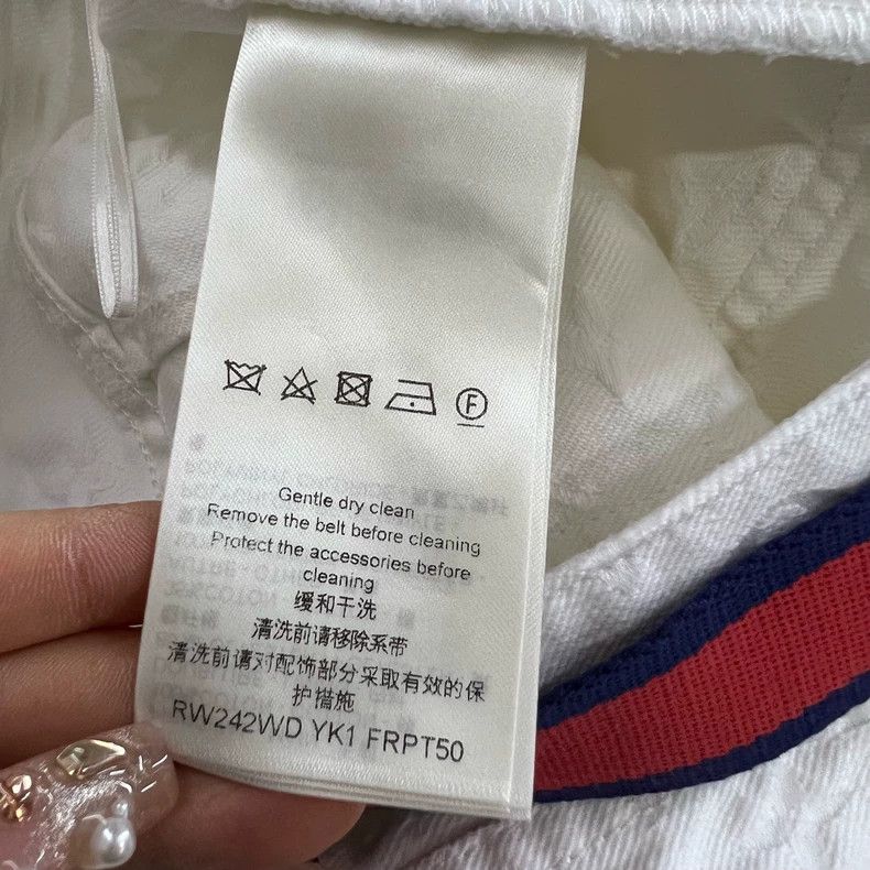Louis Vuitton Louis Vuitton White logo shorts 2501-Nextarrow Size US 38 / EU 54 - 3 Thumbnail