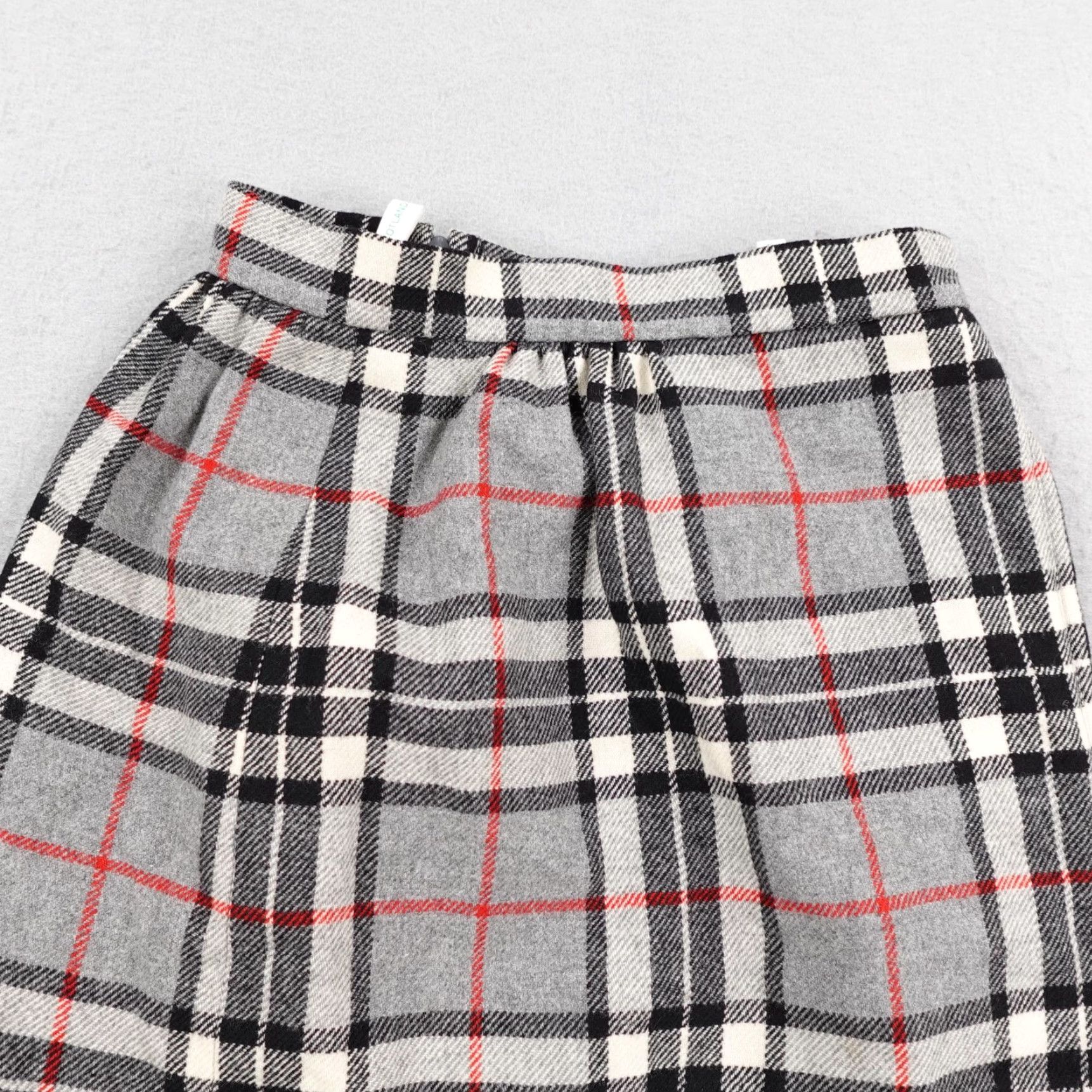Vintage VINTAGE James Pringle Skirt Women 8 Gray Red Plaid Wool Lined Midi Scotland Pleated Zip Closure Mens/Womens? Size 30" / US 8 / IT 44 - 2 Thumbnail