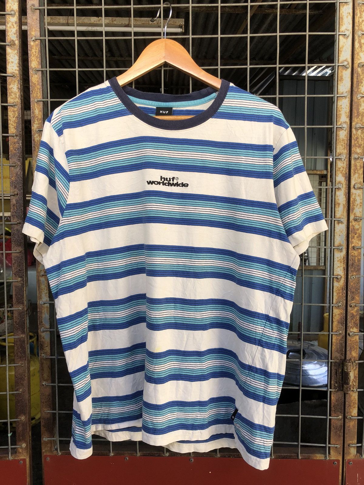 Japanese Brand × Vintage Vintage Y2K HUF WORLDWIDE Streetwear Centre Logo Tee Size US XL / EU 56 / 4 - 1 Thumbnail