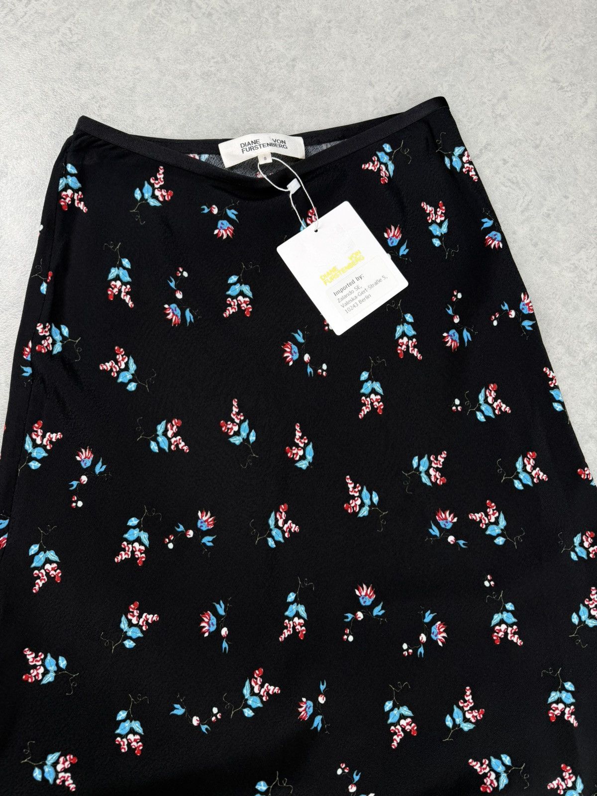 Diane von Furstenberg Diane Von Furstenberg Floral Skirt Black Size S Size 27" / US 4 / IT 40 - 4 Thumbnail