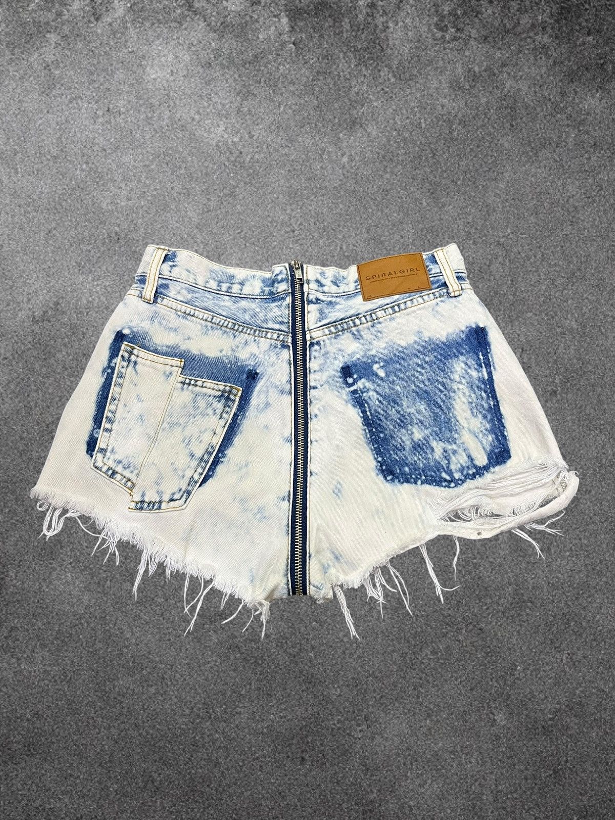 Fashion Victim Spiral Girl Split Zip Distressed Bleach Denim Hot Pants Size 25" / US 0 / IT 36 - 3 Thumbnail