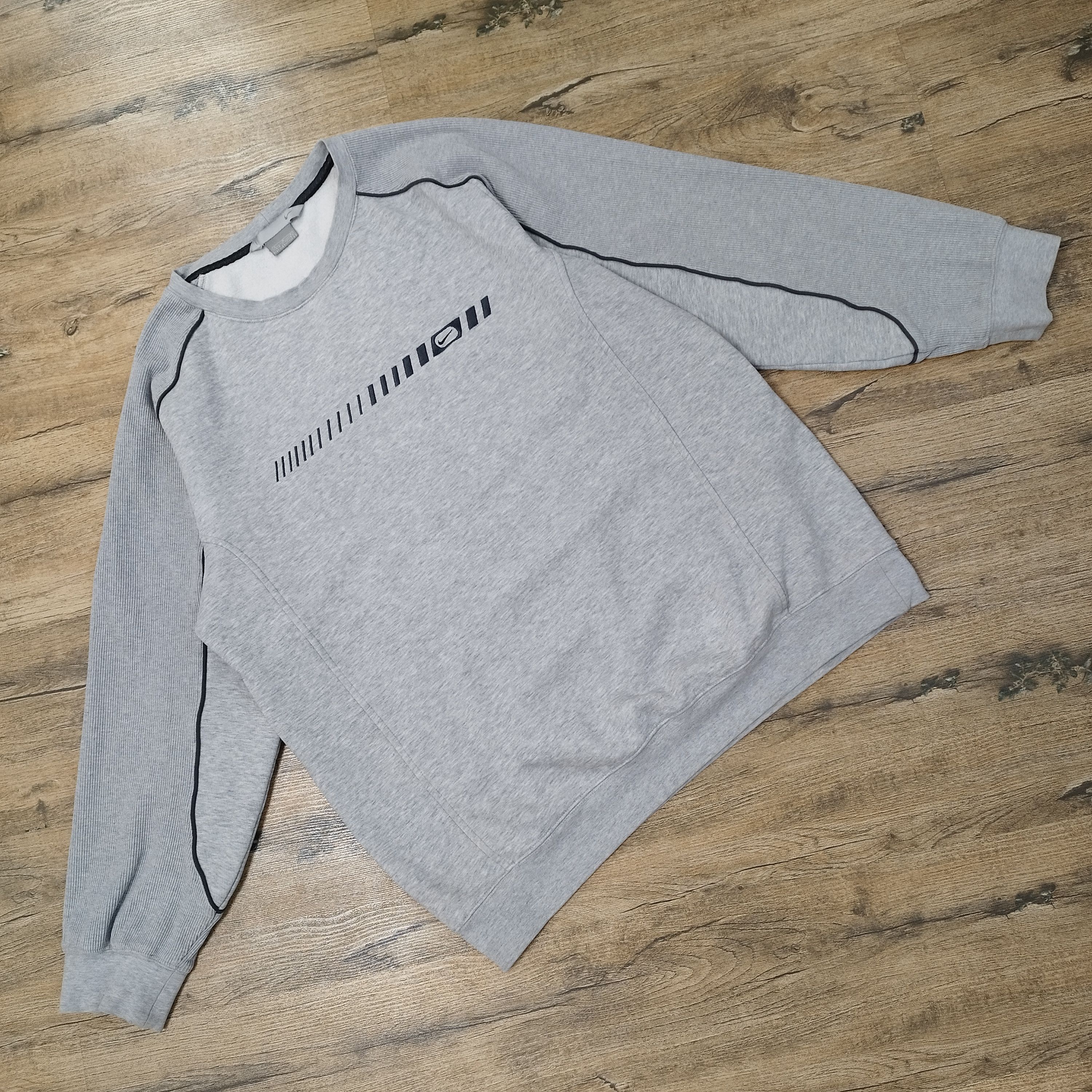 Nike Vintage Nike Center Swoosh Embroidered Sweatshirt Grey L Y2K Size US L / EU 52-54 / 3 - 1 Thumbnail