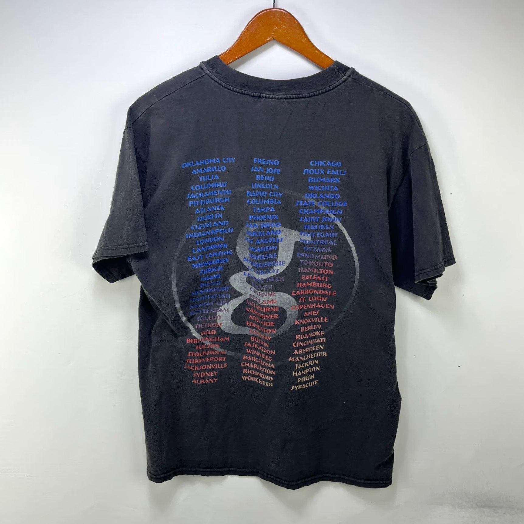 Brooks VINTAGE Garth Brooks Tour T Shirt 90s Large Black Cotton Crew Neck Short Sleeve Pockets Logo Size US L / EU 52-54 / 3 - 5 Thumbnail