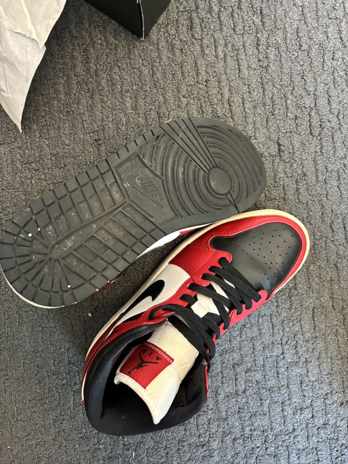 Jordan Brand × Nike Air Jordan 1 Mid Chicago Black Toe Size US 9 / EU 42 - 6 Thumbnail