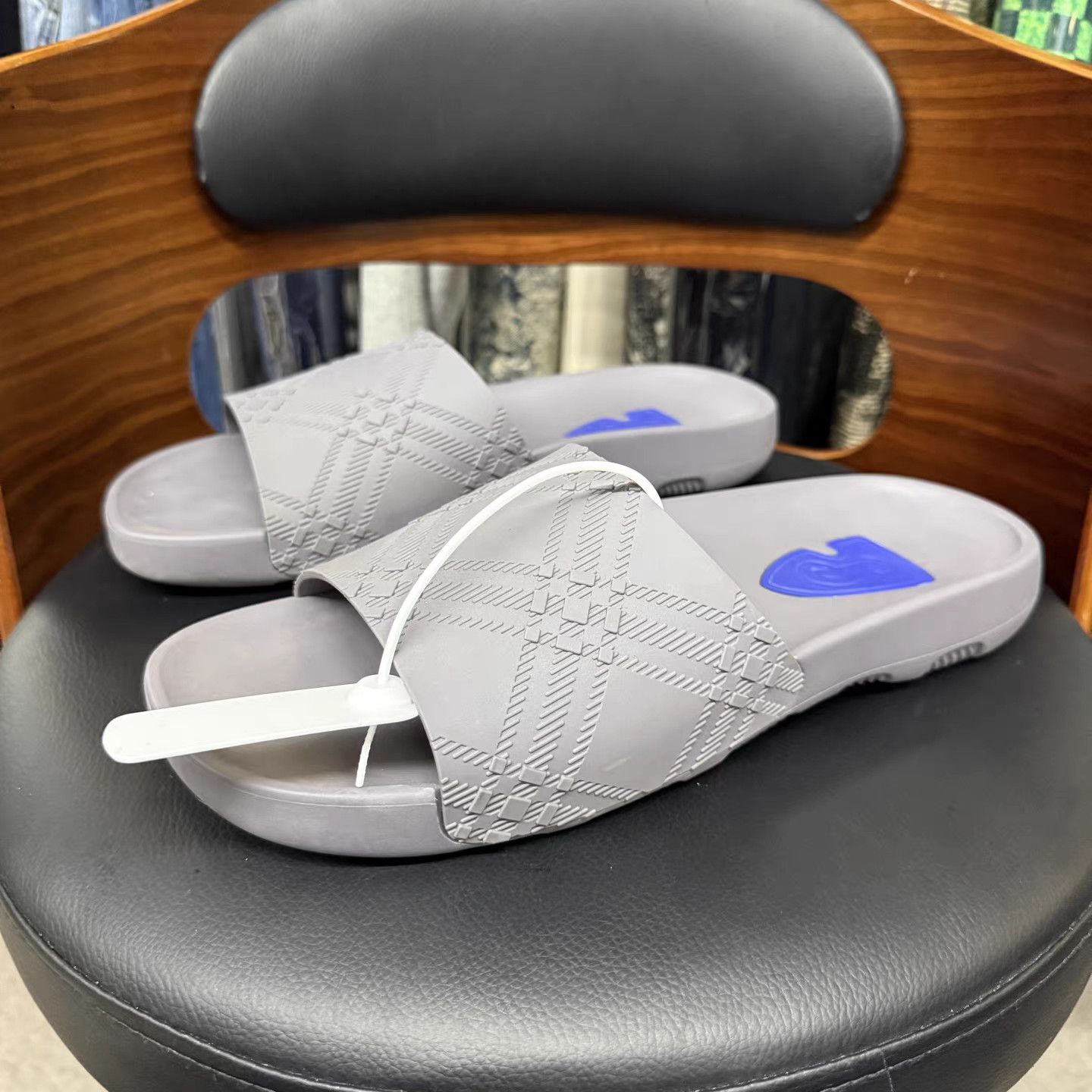 Burberry Burberry 25 New Slides K15 Size US 10 / EU 43 - 1 Thumbnail