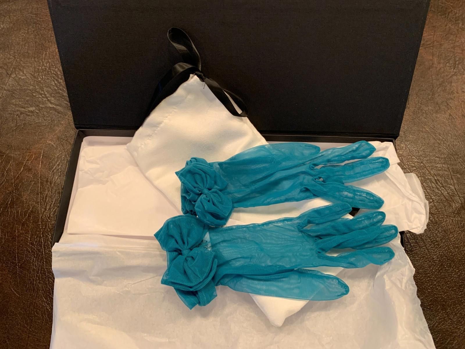Designer Cornelia James Short lace and Tulle w Gloves, Size 7 (235) Size ONE SIZE - 8 Thumbnail