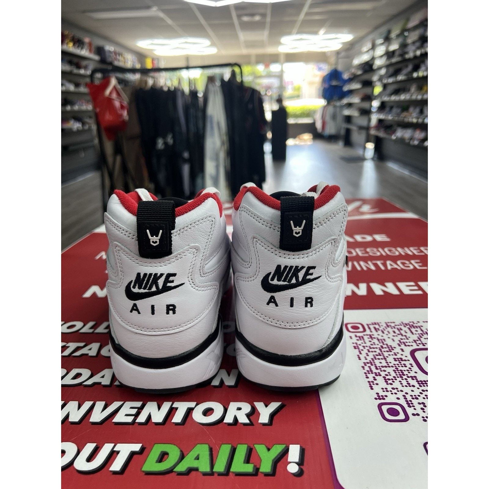 Nike Nike Air Diamond Turf Protro ‘92 Atlanta Falcons Size 10 Size US 10 / EU 43 - 5 Thumbnail