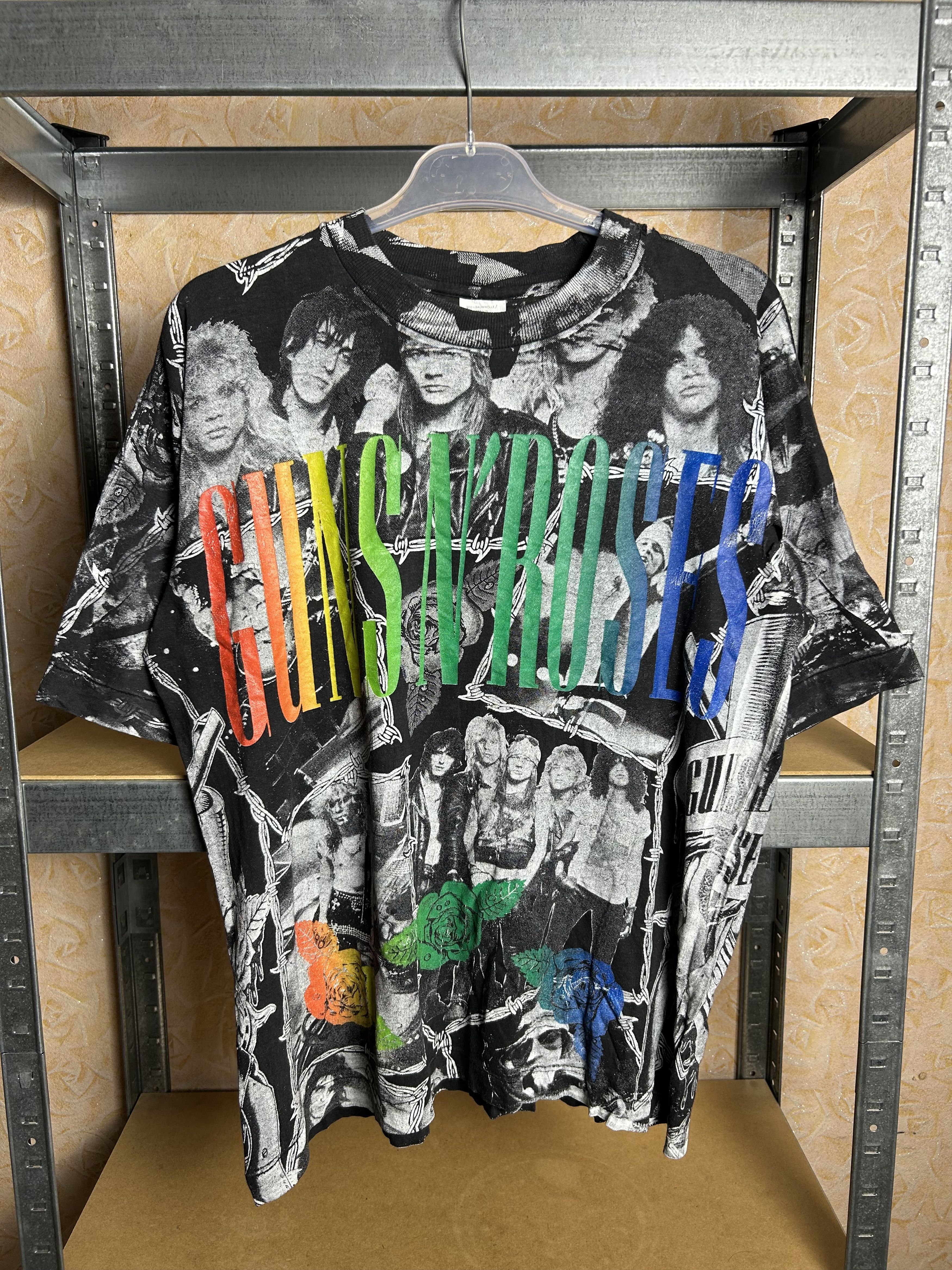 Band Tees Vintage 90s Guns n Roses All Over Print Rock Band T-shirt Size US L / EU 52-54 / 3 - 1 Thumbnail