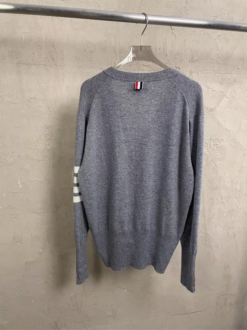 Thom Browne Thom Browne size4 Gray four stripe cashmere sweater Size US XL / EU 56 / 4 - 3 Thumbnail