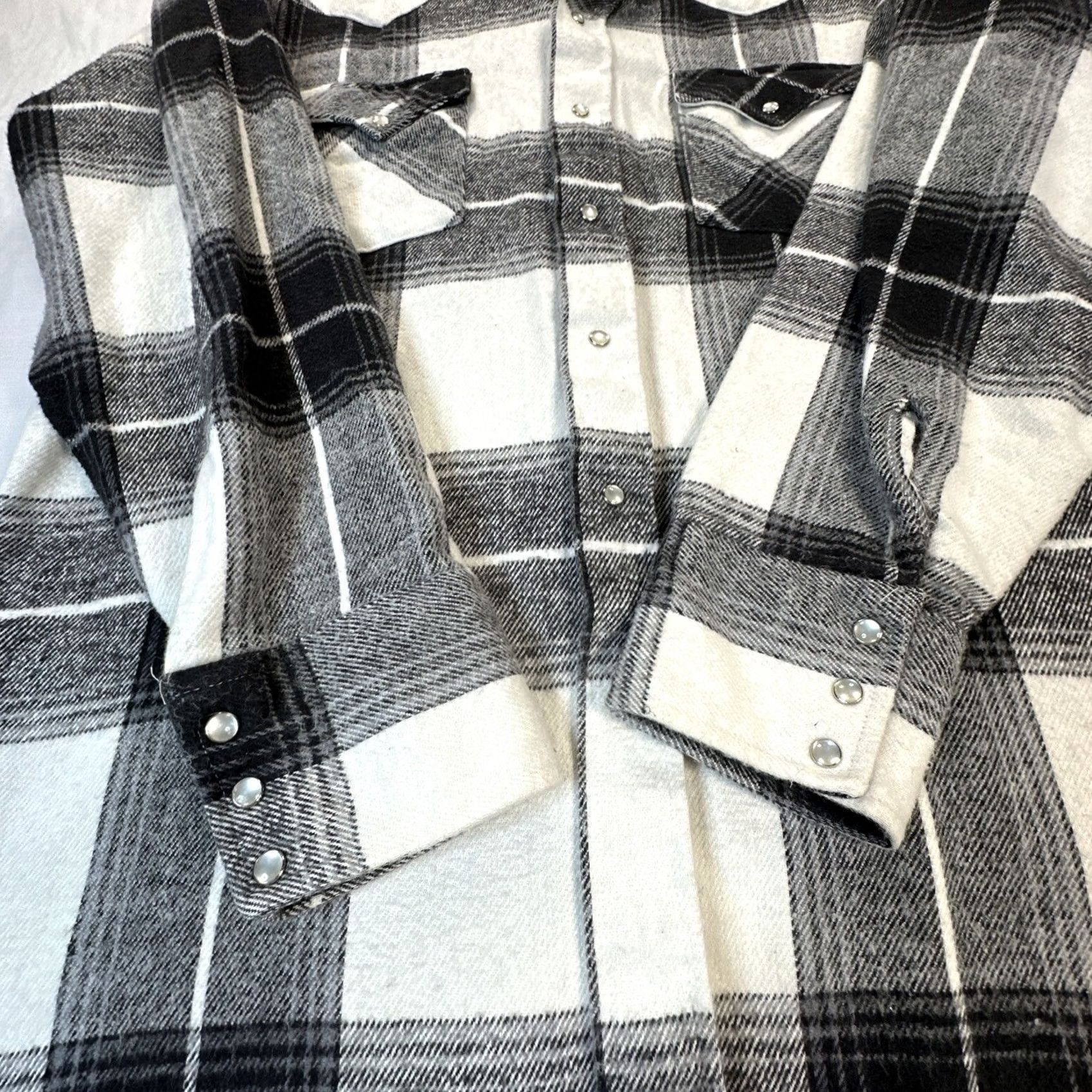 Vintage VINTAGE Ranch & Town Shirt Mens L Black & White Plaid Flannel Pearl Snap USA Western 80s 90s Size US L / EU 52-54 / 3 - 7 Thumbnail