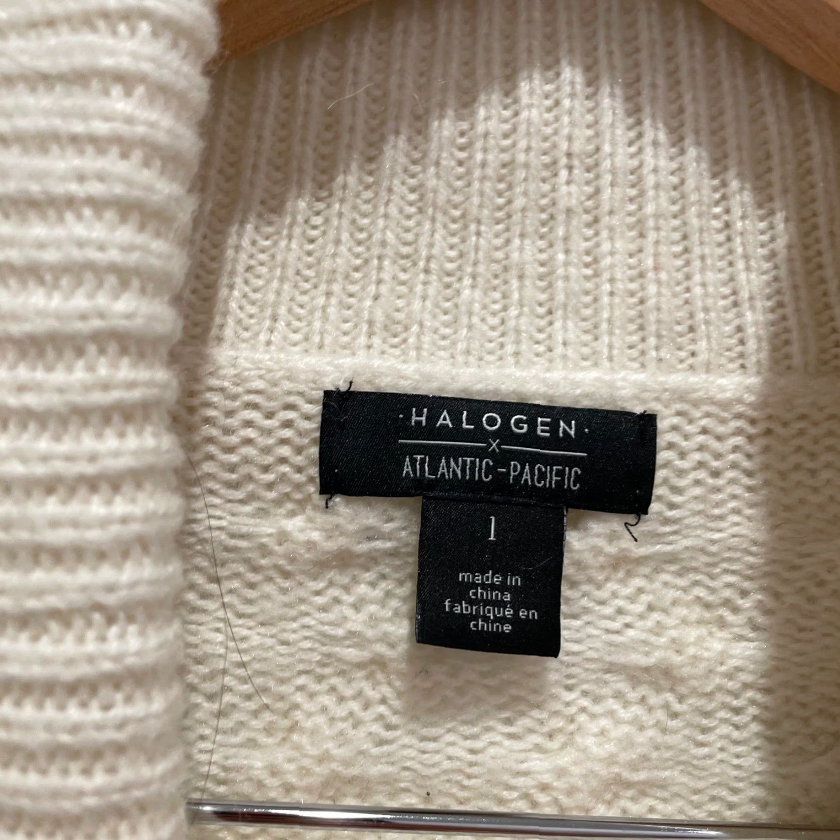 Vintage Halogen x Atlantic-Pacific Womens Ivory Cable Knit Turtleneck Sweater Size S VINTAGE? Size S / US 4 / IT 40 - 2 Thumbnail