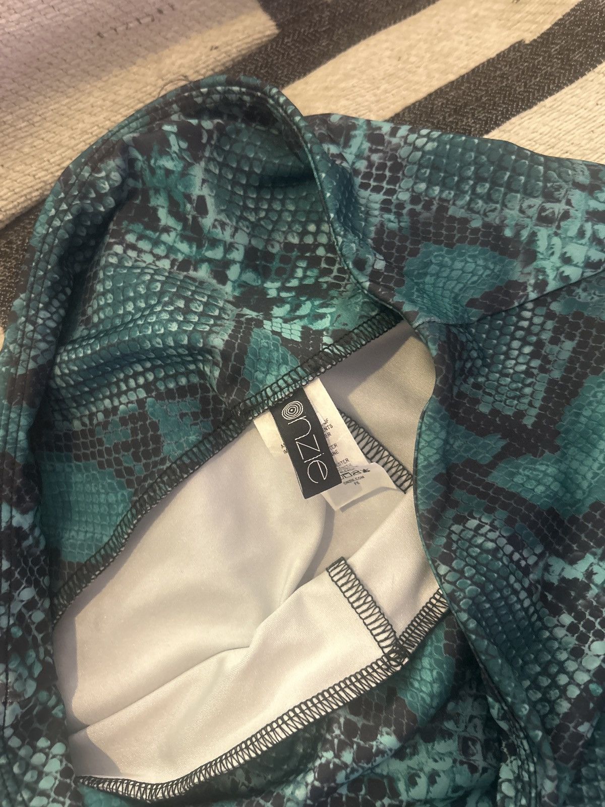 Lululemon Onzie (similar to LULU) green/black snakeskin leggings Size 34" / US 12 / IT 48 - 2 Thumbnail
