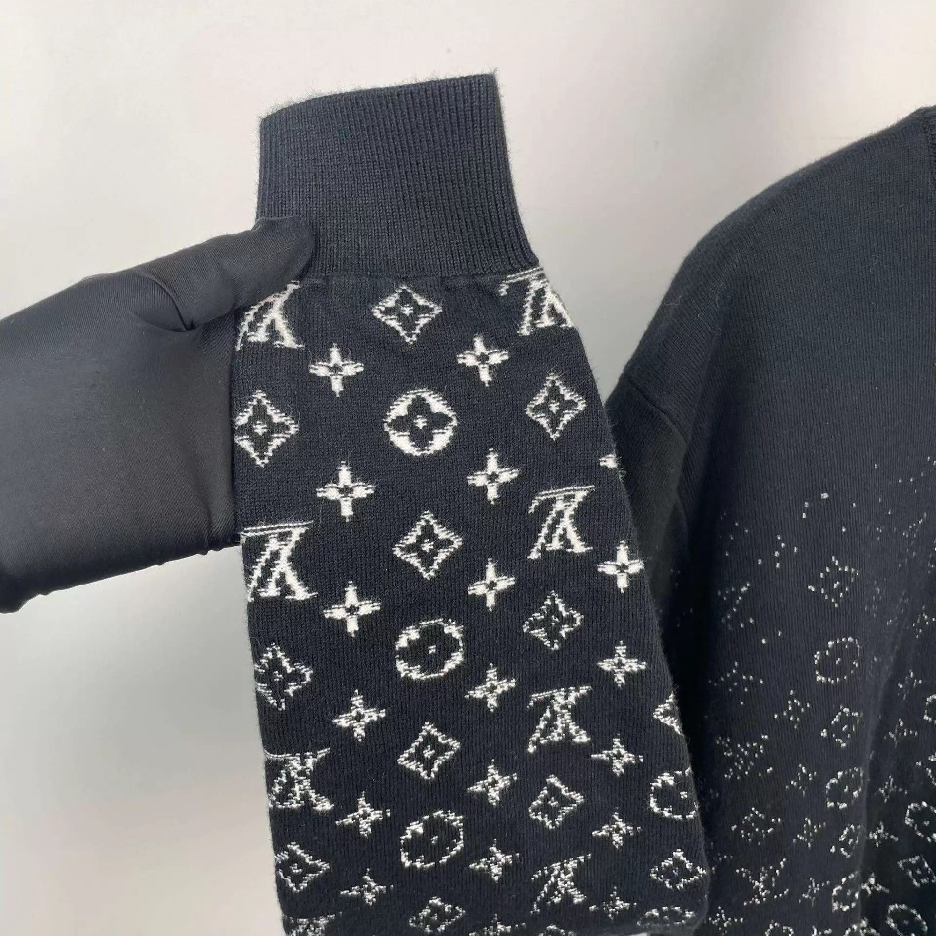Louis Vuitton LV allover print gradient knit sweater black M Size US M / EU 48-50 / 2 - 8 Thumbnail