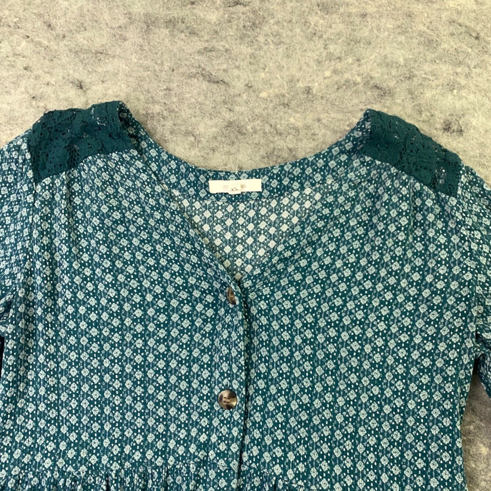 Vintage Maurices Womens Shirt Top XS Green V Neck Lace Accents Rayon Long Sleeve Geometric Tunic Blouse Size XS / US 0-2 / IT 36-38 - 3 Thumbnail