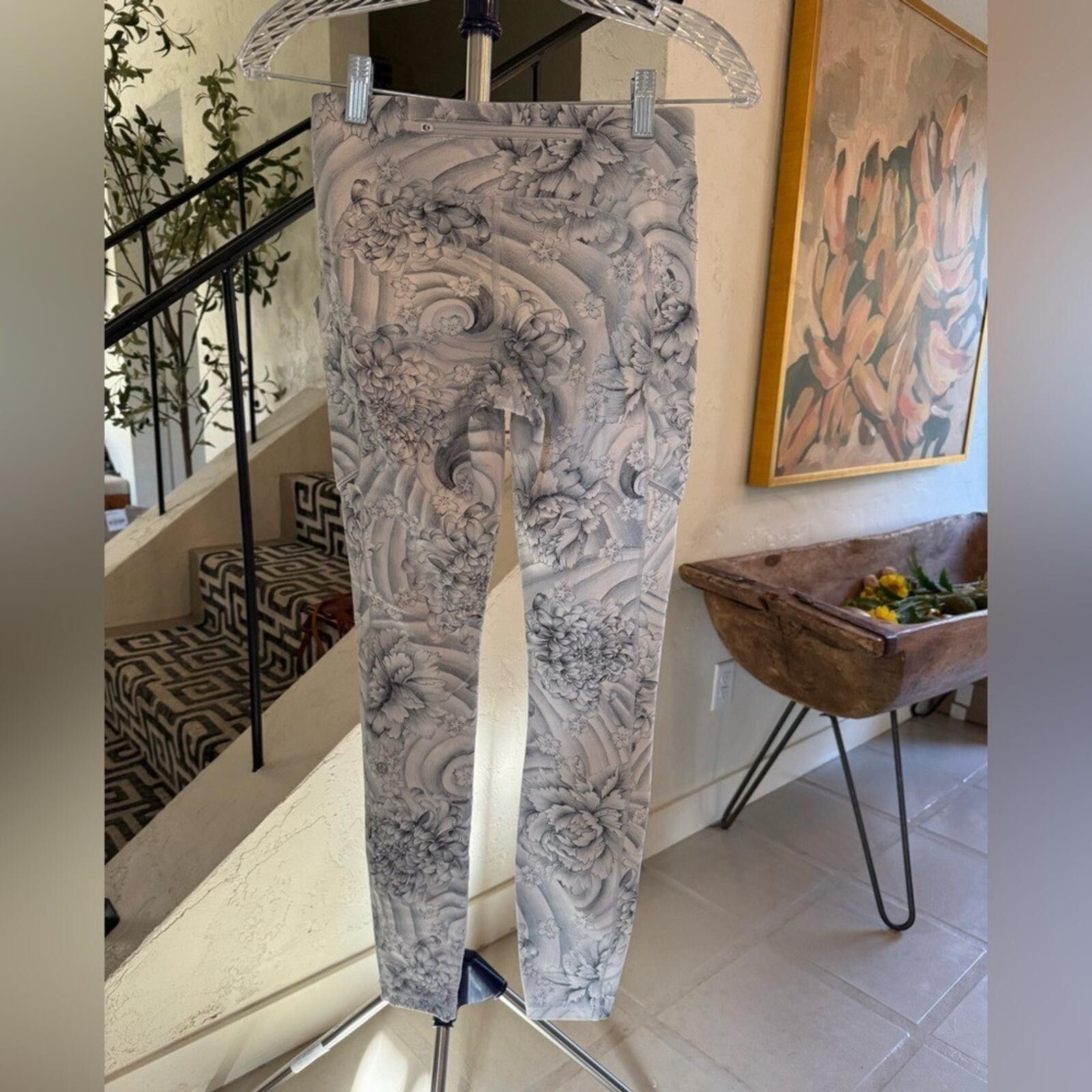 Lululemon Lululemon Wunder Under Low-Rise 25" White Floral Leggings 4 Size 27" / US 4 / IT 40 - 9 Thumbnail