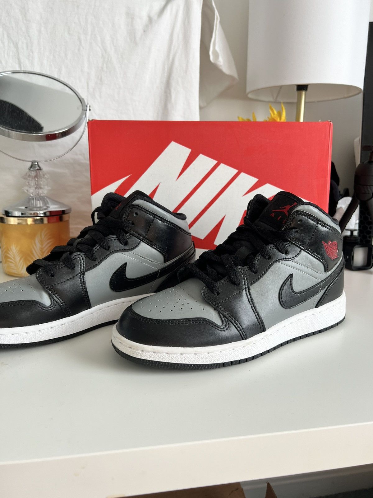 Jordan Brand × Nike Jordan 1 Mid Shadow Red (GS) - 554725-096 Size US 5.5 / EU 38 - 2 Thumbnail