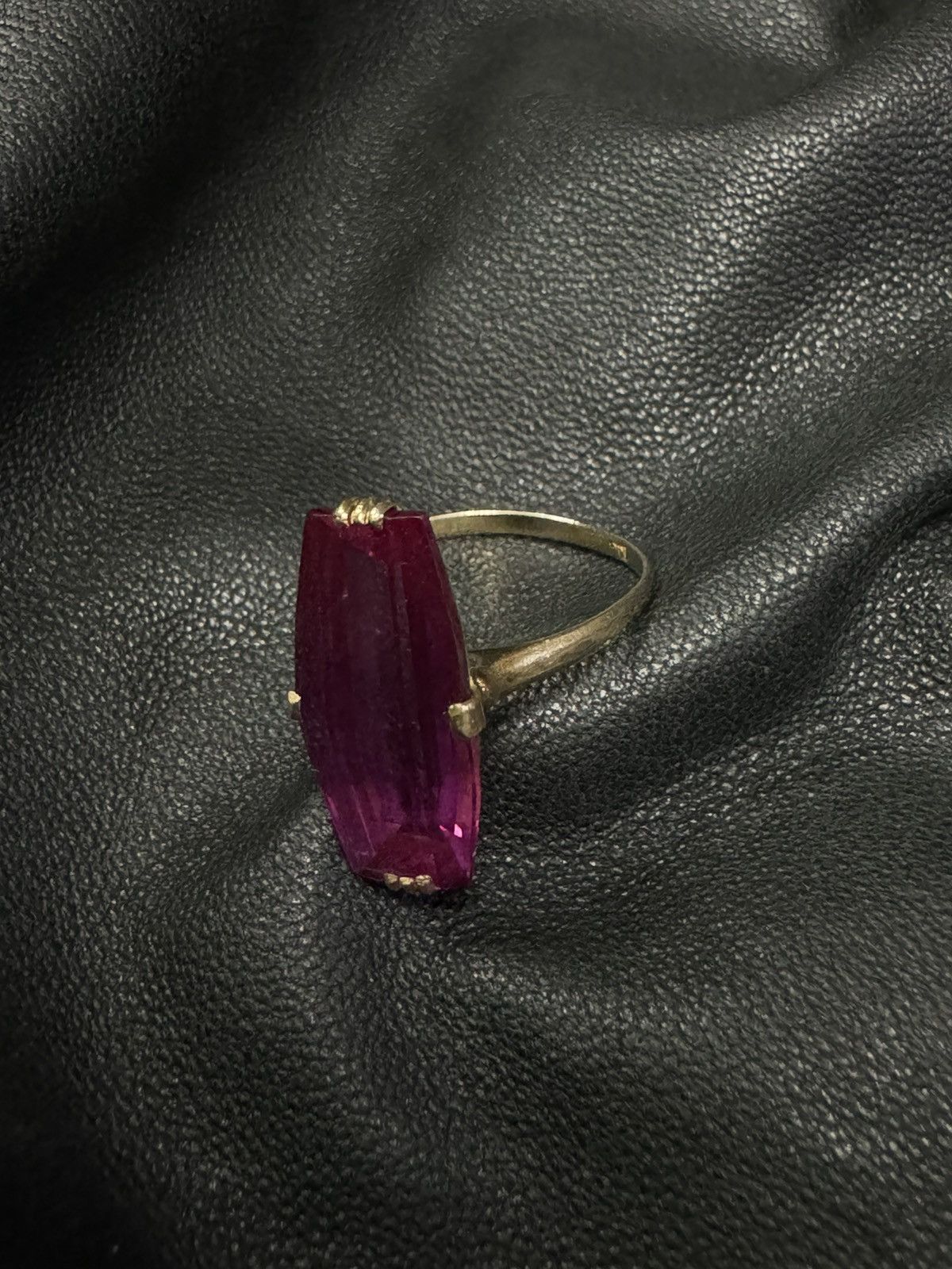 Jewelry × Vintage RECTANGLE CUT SYNTHETIC RUBY IN 18k YELLOW GOLD RING Size ONE SIZE - 4 Thumbnail