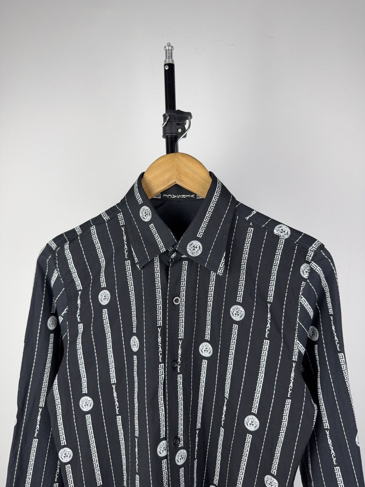 Designer Luxury Designer Baroque Medusa Pattern Shirt Long Sleeve Size US S / EU 44-46 / 1 - 2 Thumbnail