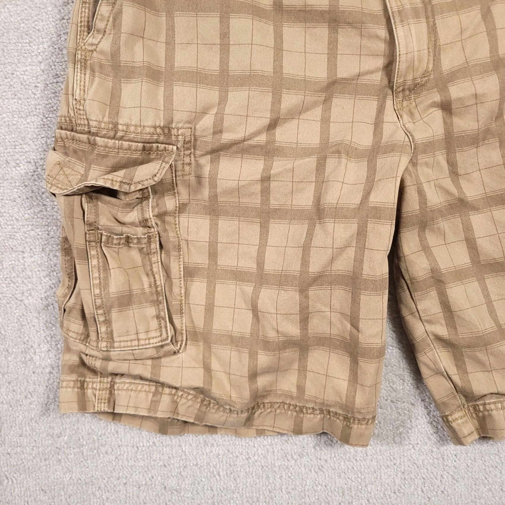 Izod VINTAGE Izod Cargo Shorts Mens 38 Tan Check Flat Front 90s Mens Regular 100% Cotton Beige Pocket Zipper Button Casual Travel Summer Spring Fall Size US 38 / EU 54 - 4 Thumbnail