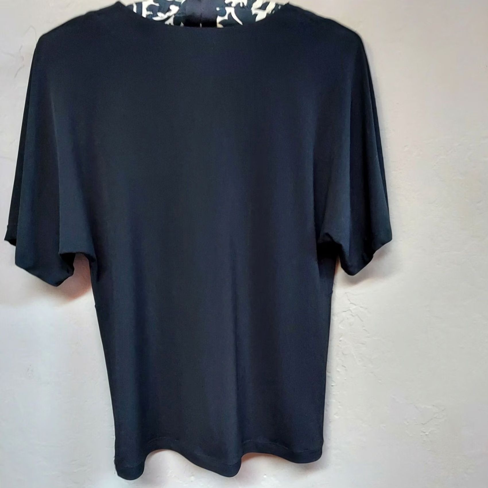 Vintage Chico's Blouse Wrap Front Short Sleeve Black Sz 0 USA Womens Silky Chic Shirt Pattern Solid V-Neck Pullover Casual Top Regular Fit Size XS / US 0-2 / IT 36-38 - 2 Thumbnail