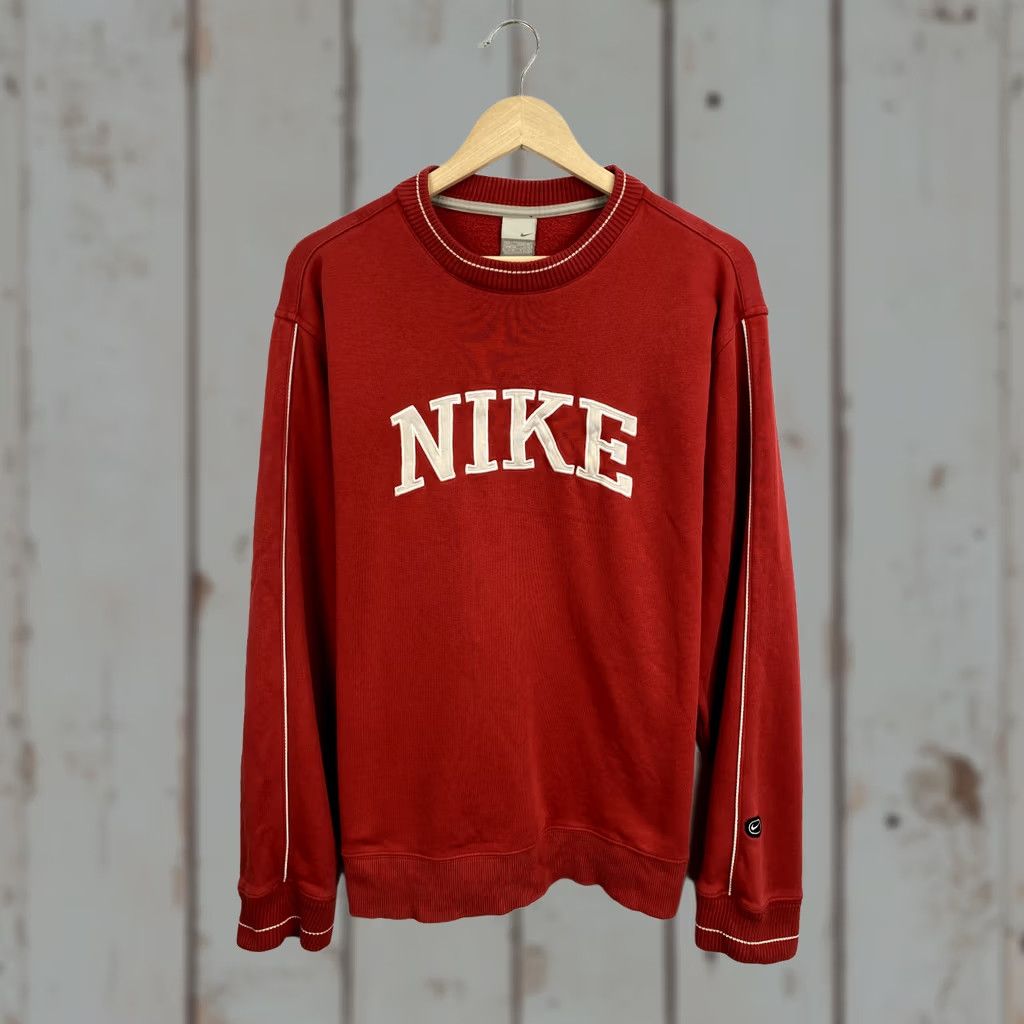 Nike VINTAGE Nike Sweatshirt 90s red L Men Pullover Comfort Fit 62cm Chest 68cm Length 53cm Shoulders 63cm Girls Mens Boys Womens Size US L / EU 52-54 / 3 - 1 Thumbnail