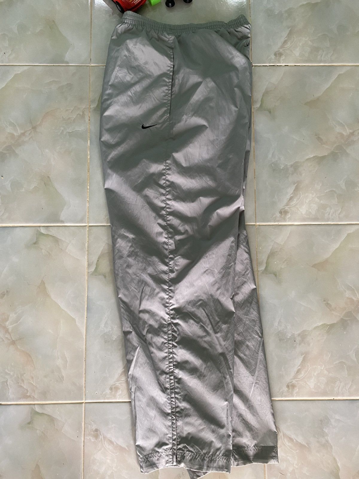 Nike VINTAGE NIKE 90S BAGGY NYLON WIDE LEG SWOOSH TRACK PANTS Y2K Size US 30 / EU 46 - 2 Thumbnail