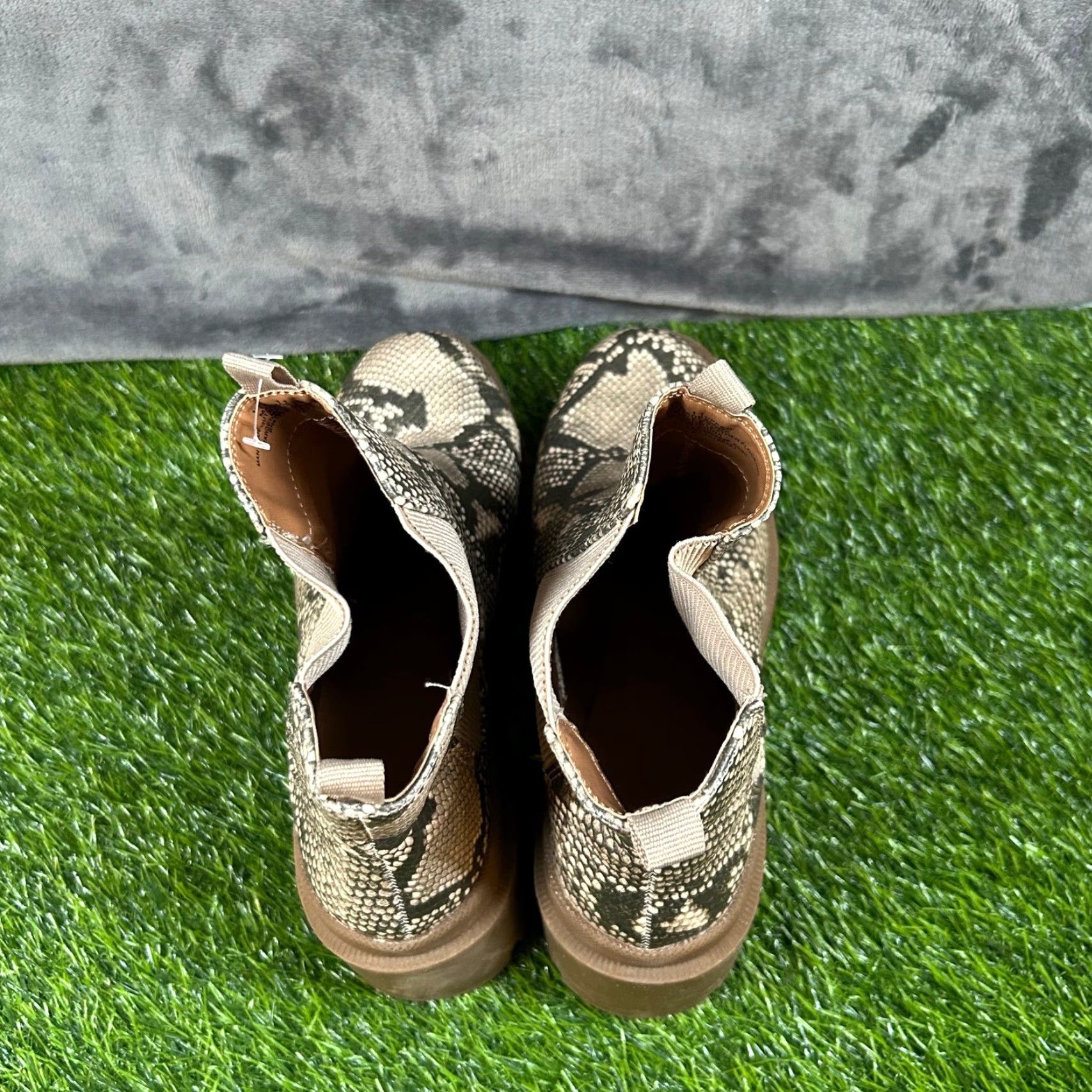 Vintage VINTAGE? No. Universal Thread Snakeskin Ankle Boots Lug Sole Chelsea Booties Womens Size 11 Size US 11 / IT 41 - 7 Thumbnail