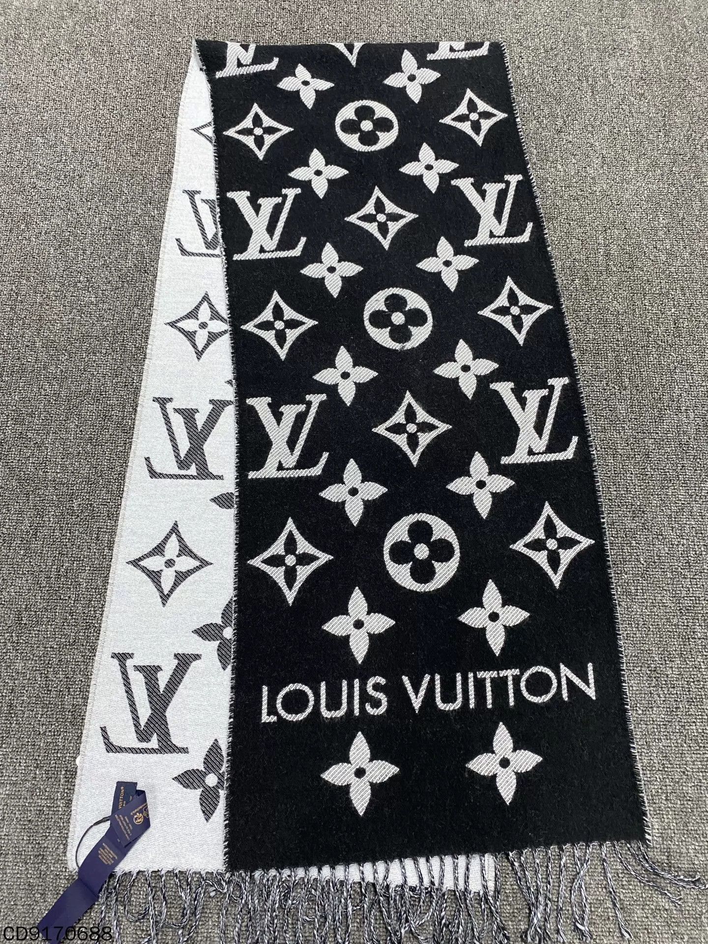 Louis Vuitton LV Monogram Wool Scarf Black/Grey Size ONE SIZE - 4 Thumbnail