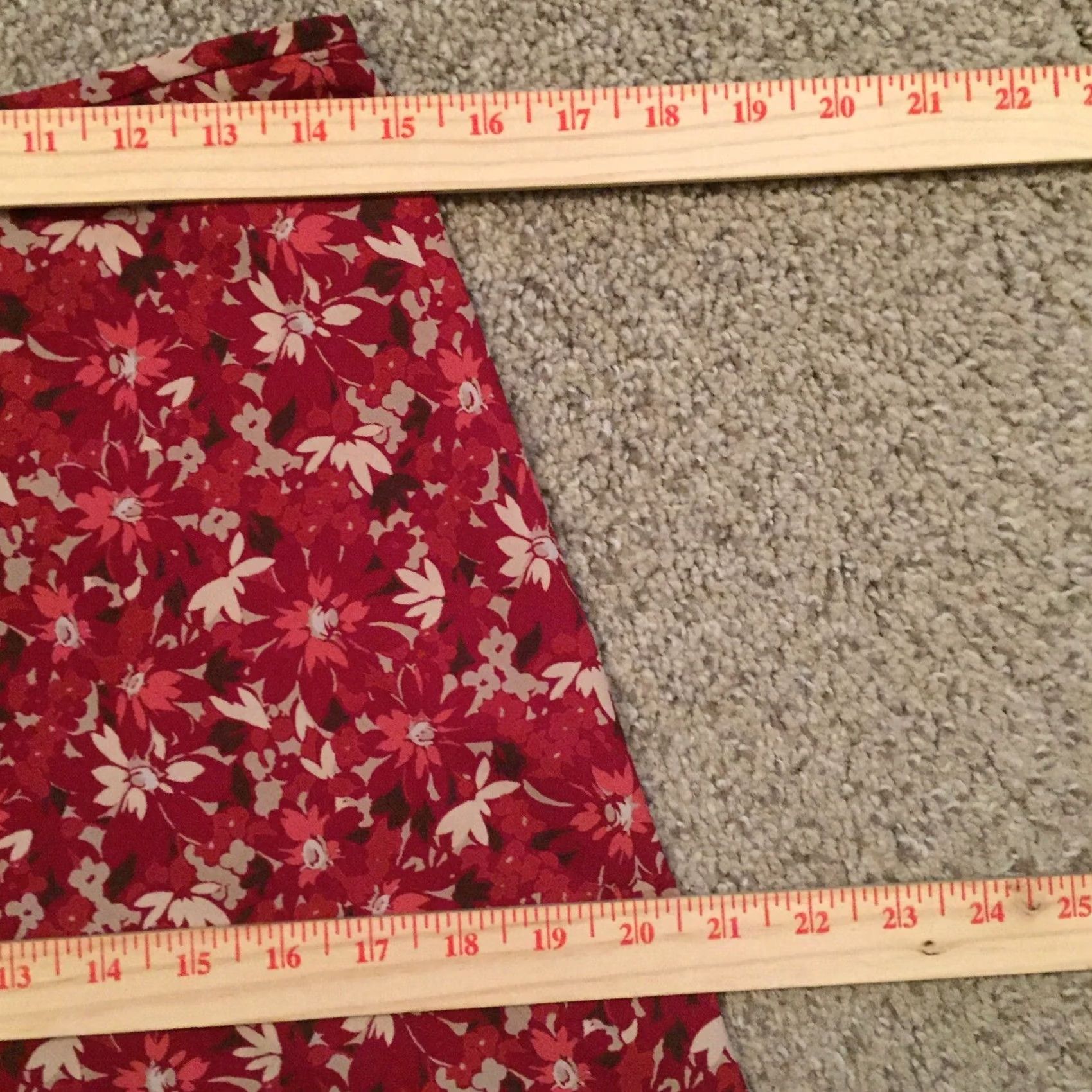 Old Navy Old Navy Skirt Size 6 Red Floral Knee Length Lightweight Unlined Size 28" / US 6 / IT 42 - 4 Thumbnail
