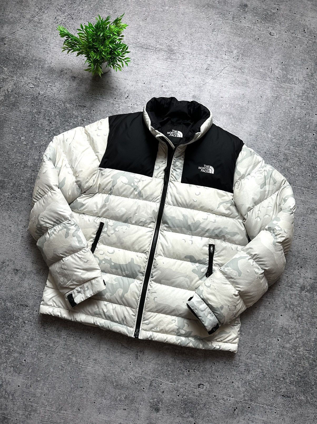 The North Face The North Face 700 Nuptse Mountain Camo Puffer Jacket Size M / US 6-8 / IT 42-44 - 2 Thumbnail