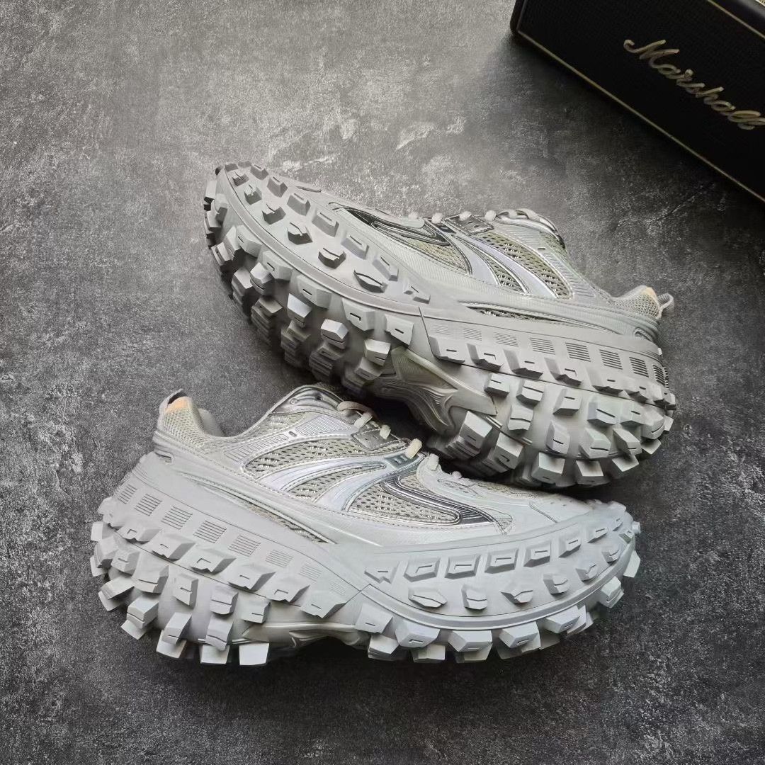 Balenciaga Balenciaga Gray Lowtop Sneakers 42 Men Size US 9 / EU 42 - 1 Thumbnail