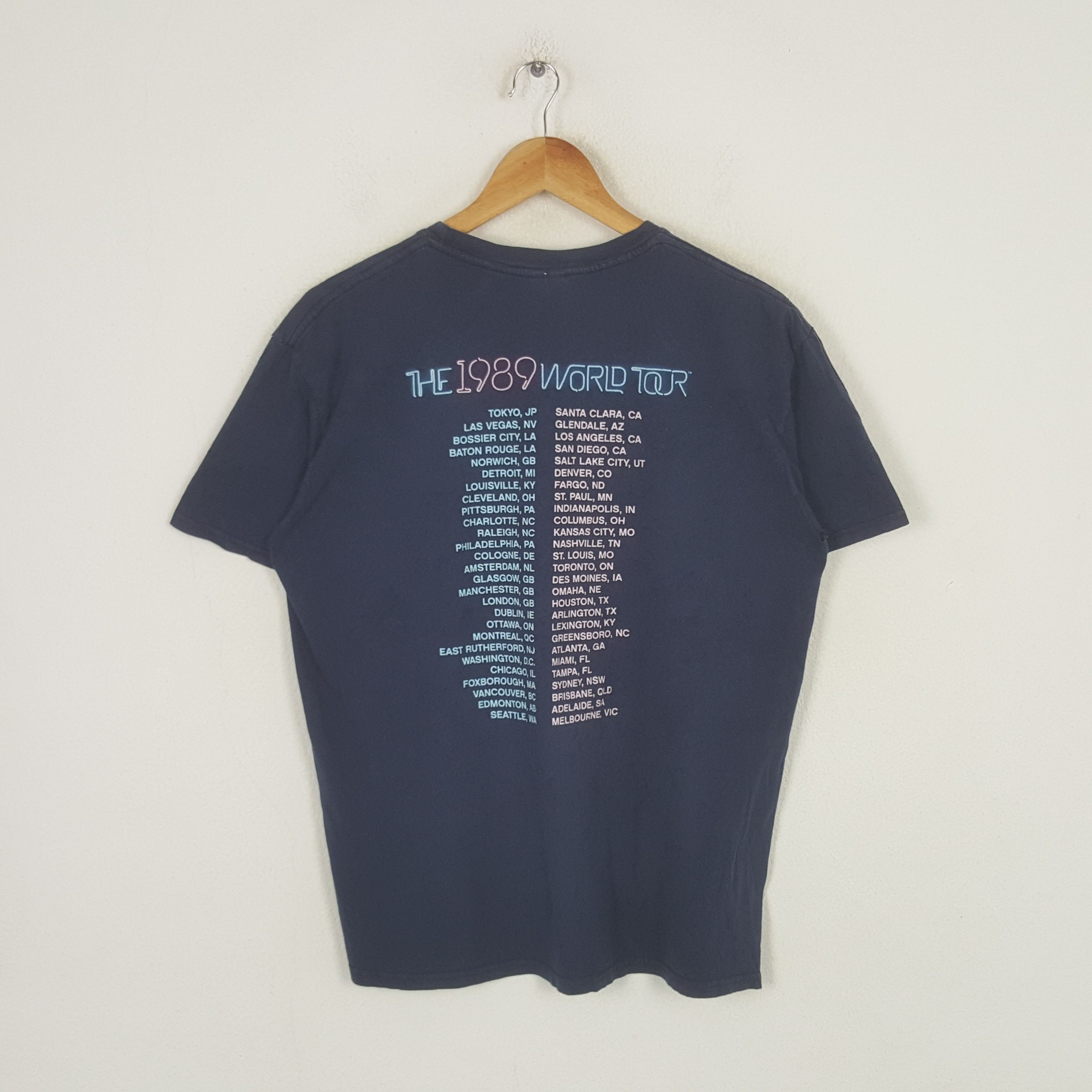 Band Tees Vintage Taylor Swift American Singer Tour Tshirt RR27 Size US M / EU 48-50 / 2 - 3 Thumbnail
