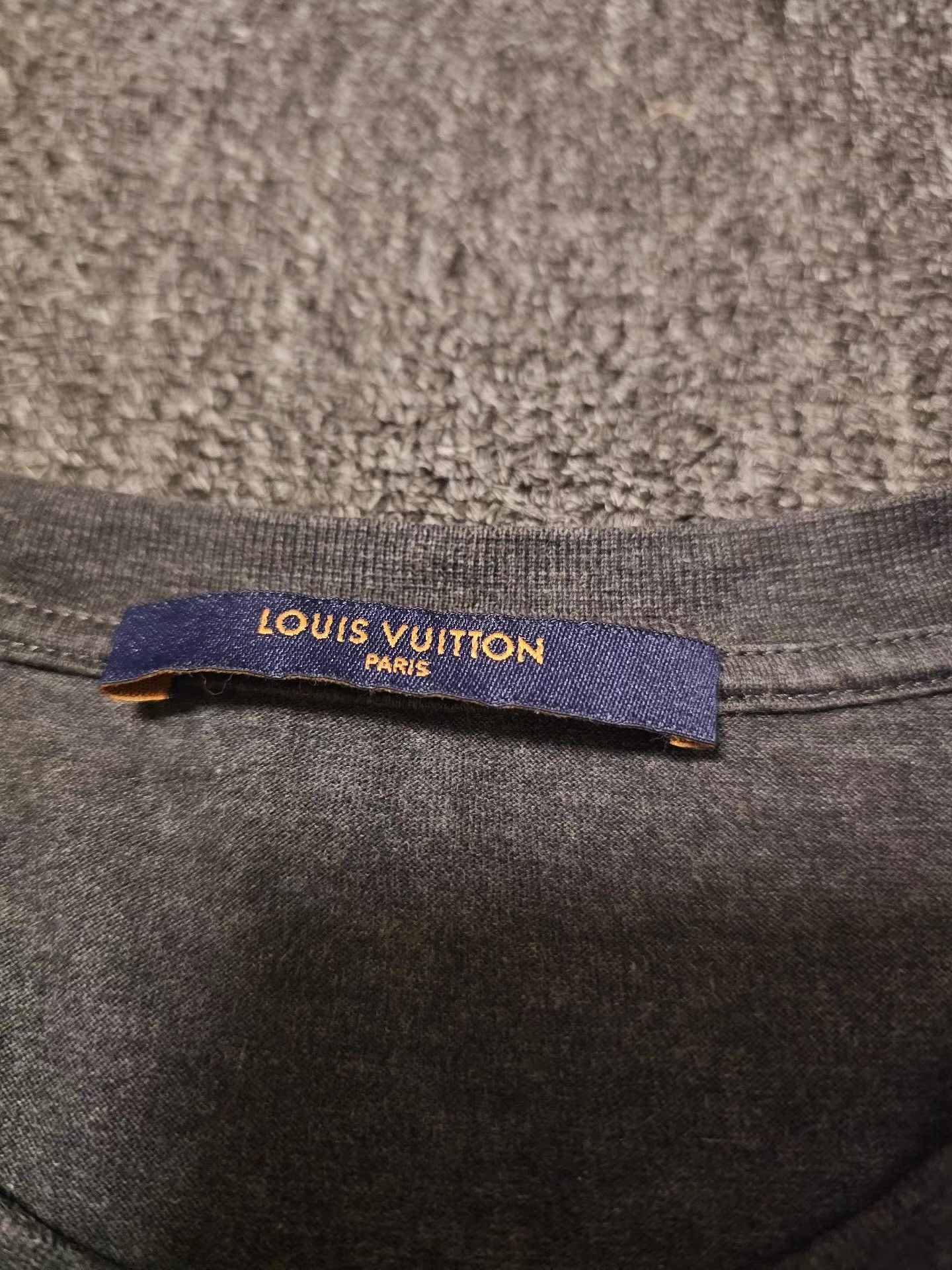 Louis Vuitton Louis Vuitton Dark Grey Short Sleeve T-shirt Size US L / EU 52-54 / 3 - 6 Thumbnail
