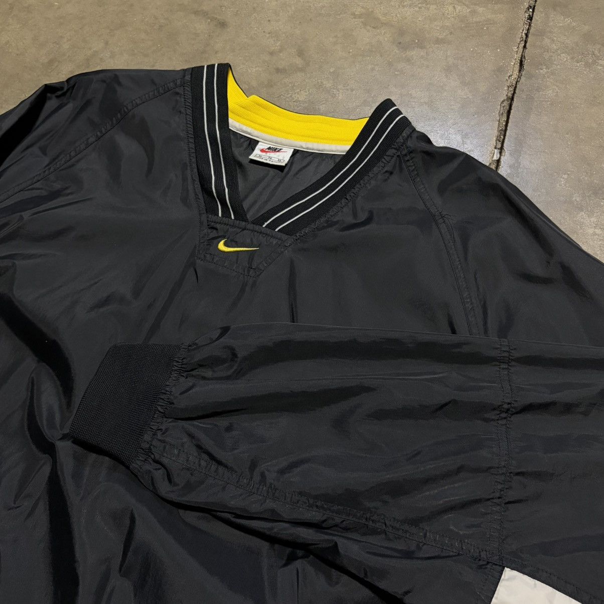 Nike Vintage Nike Windbreaker Track Jacket Pullover Center Swoosh Size US XL / EU 56 / 4 - 6 Thumbnail