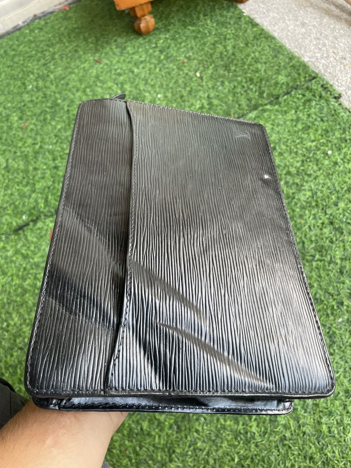 Louis Vuitton Authentic Louis Vuitton Black Epi Leather Clutch Bag Size ONE SIZE - 18 Thumbnail