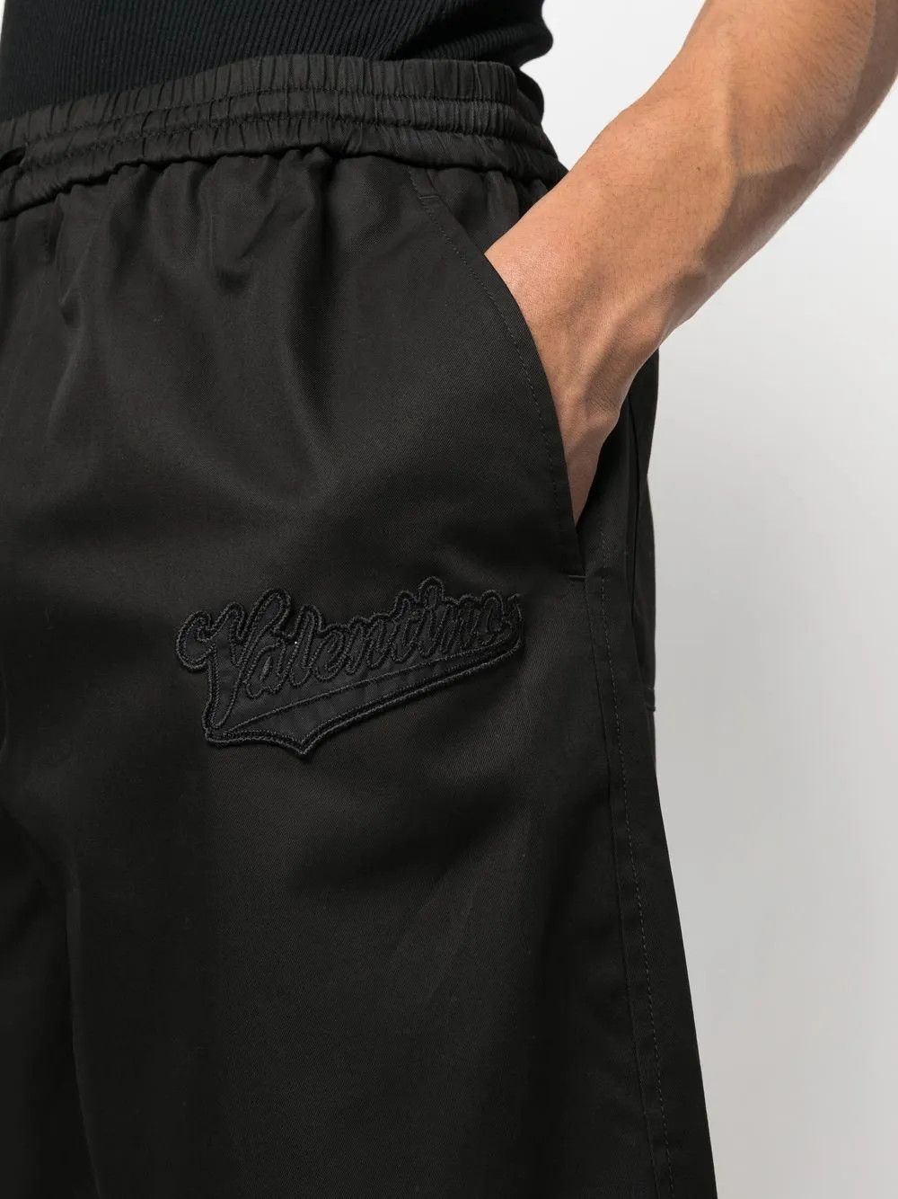 Valentino o1y0525 Logo Short in Black Size US 30 / EU 46 - 2 Thumbnail