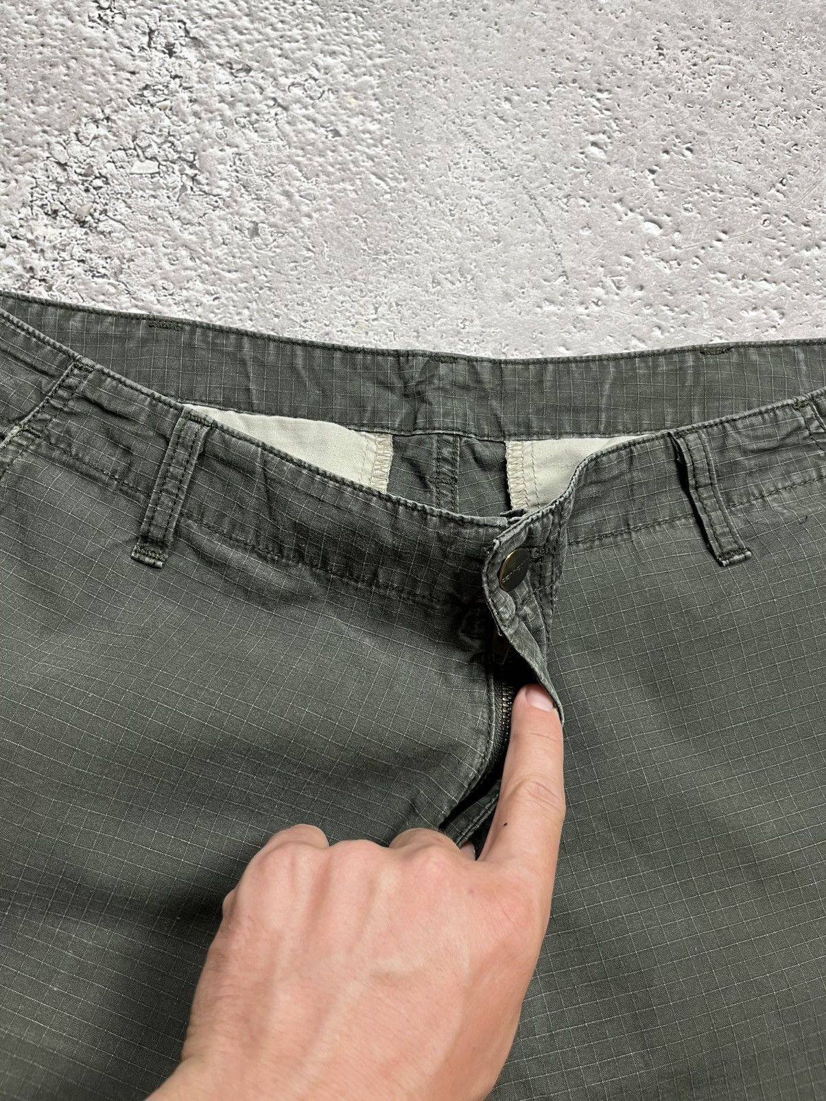 Carhartt distressed green cargo pants 38x34 rugged workwear