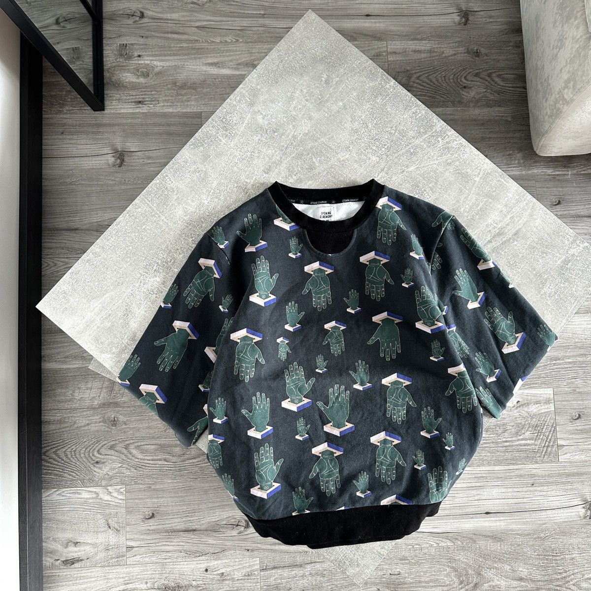 Opening Ceremony Opening Ceremony Scattered Hands Crewneck Sweatshirt 00s y2k Size US S / EU 44-46 / 1 - 1 Thumbnail