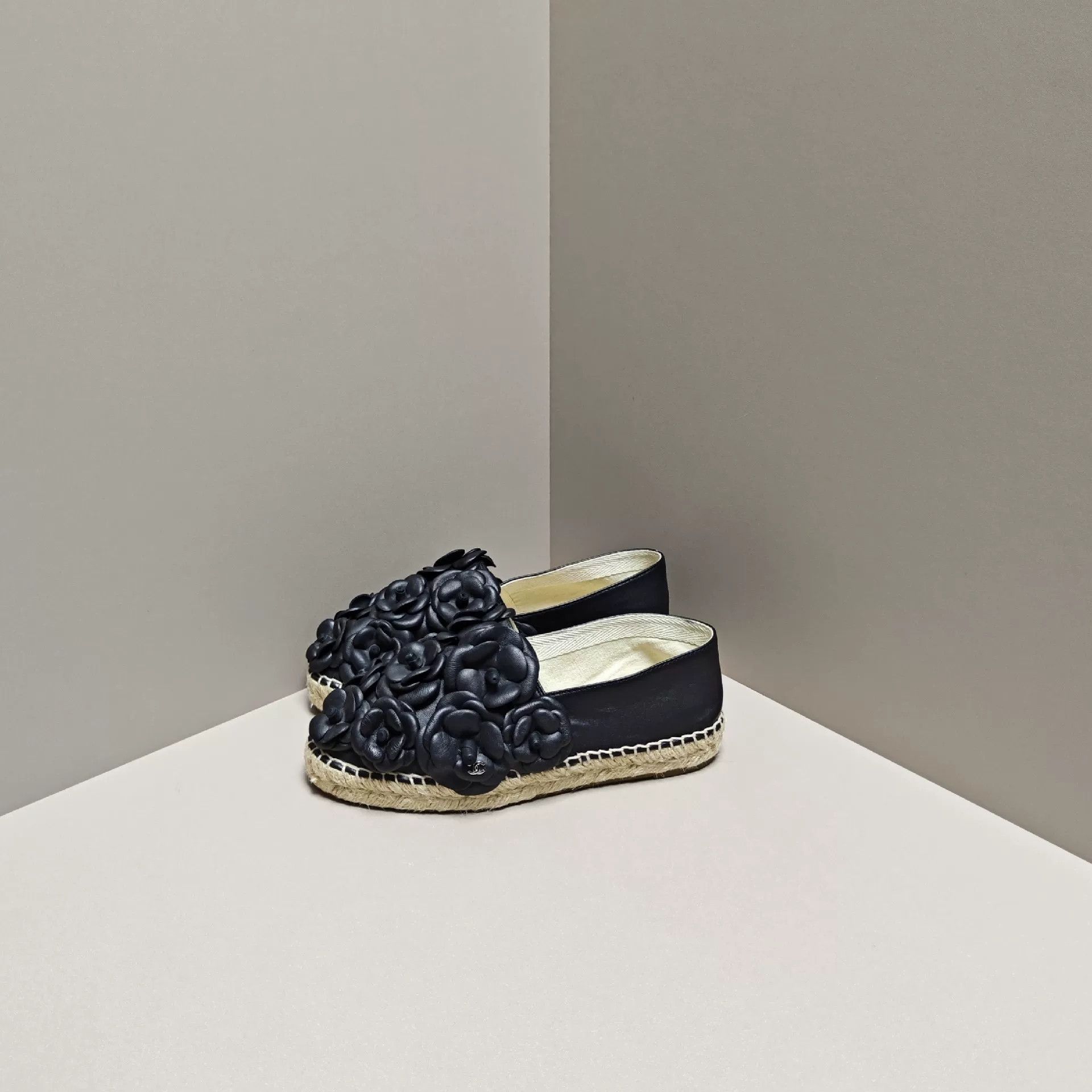 Chanel Chanel Lowtop Sneakers us_5 Women Size US 5 / IT 35 - 1 Thumbnail