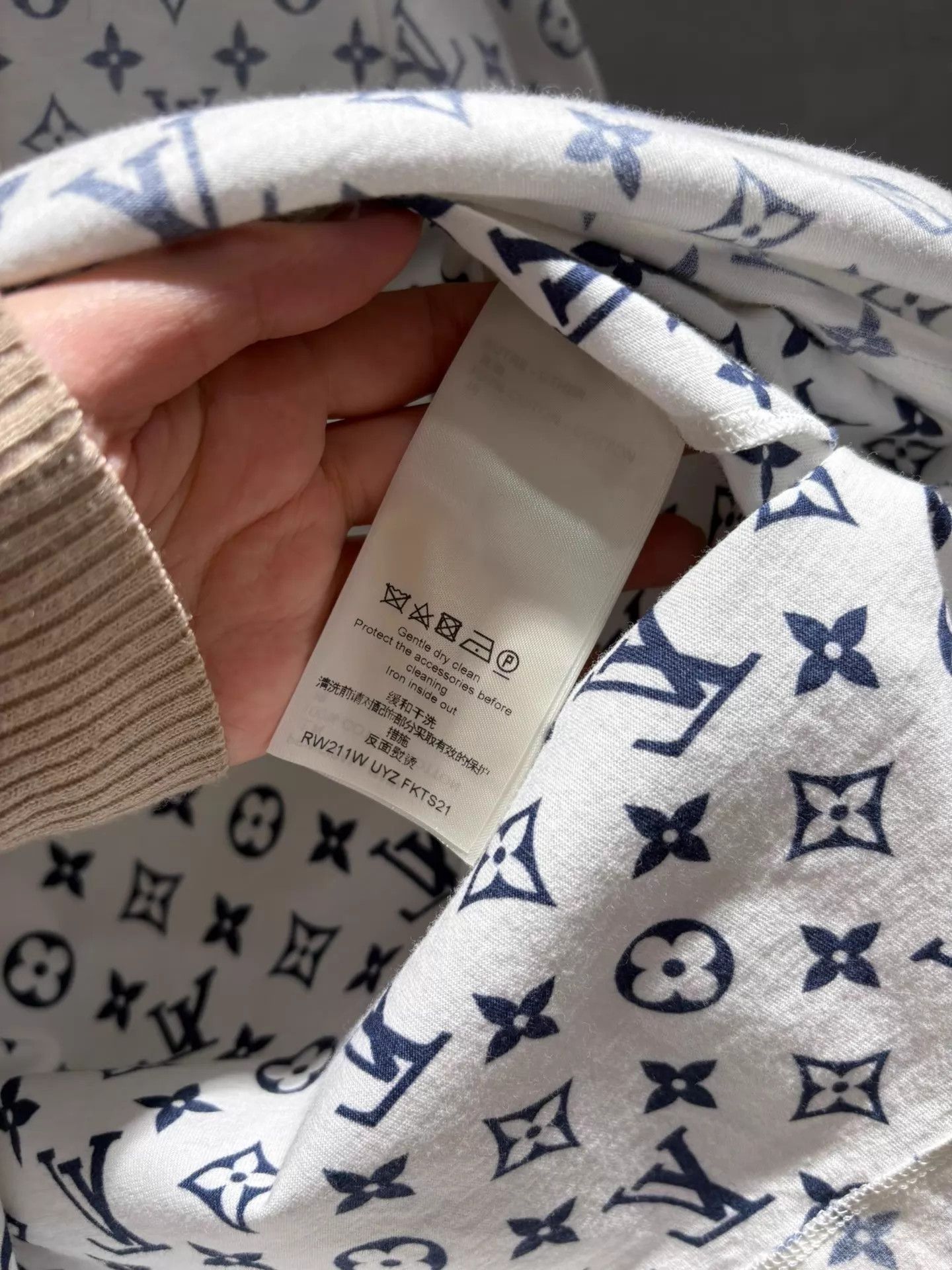 Louis Vuitton LV Classic Full Logo White Tee S Mint Size S / US 4 / IT 40 - 5 Thumbnail